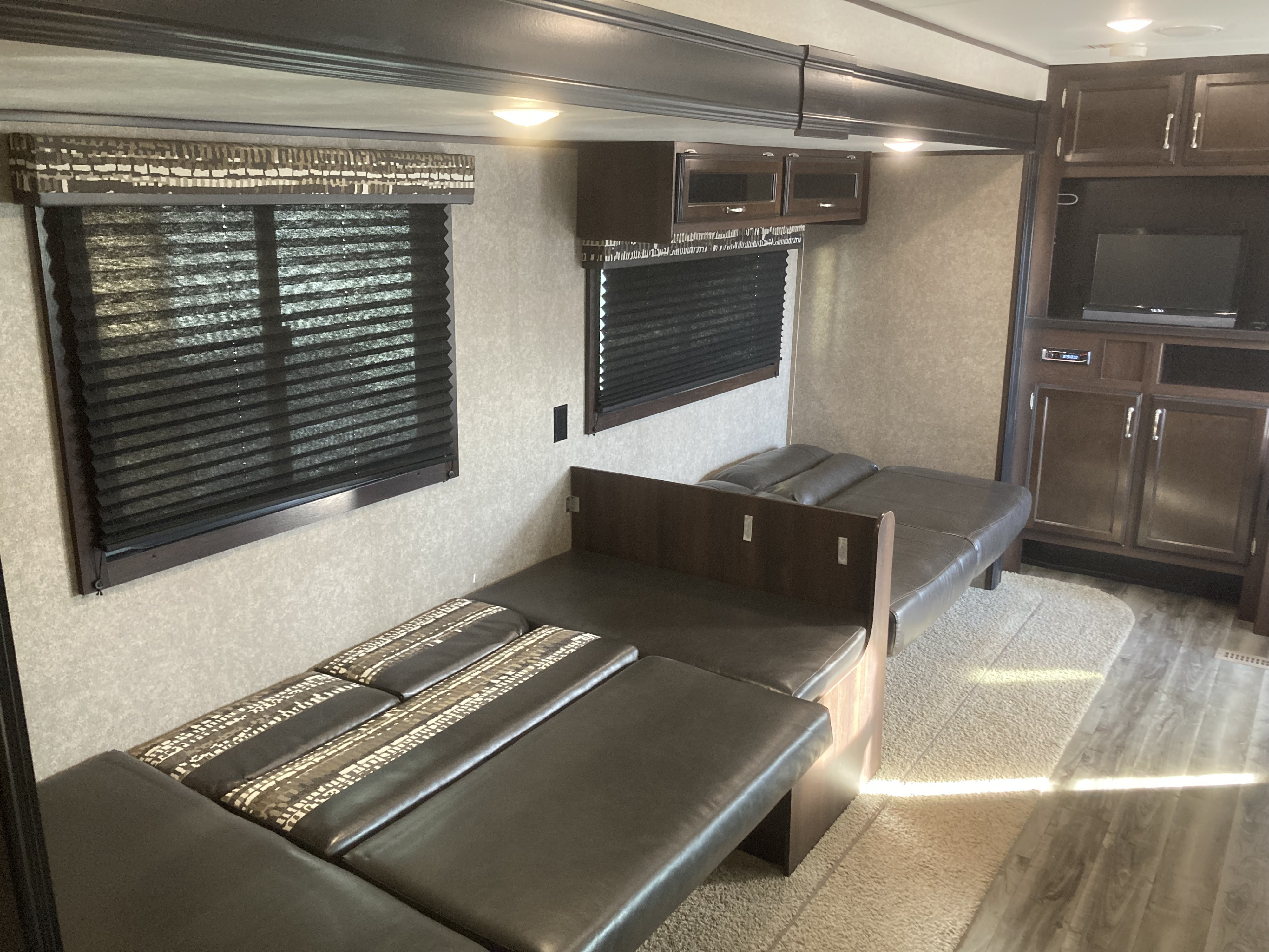 RV rental's inviting dinette seating, blackout blinds, and entertainment center offer comfort and convenience for your journey.. Jayco Jay Flight SLX 2018
