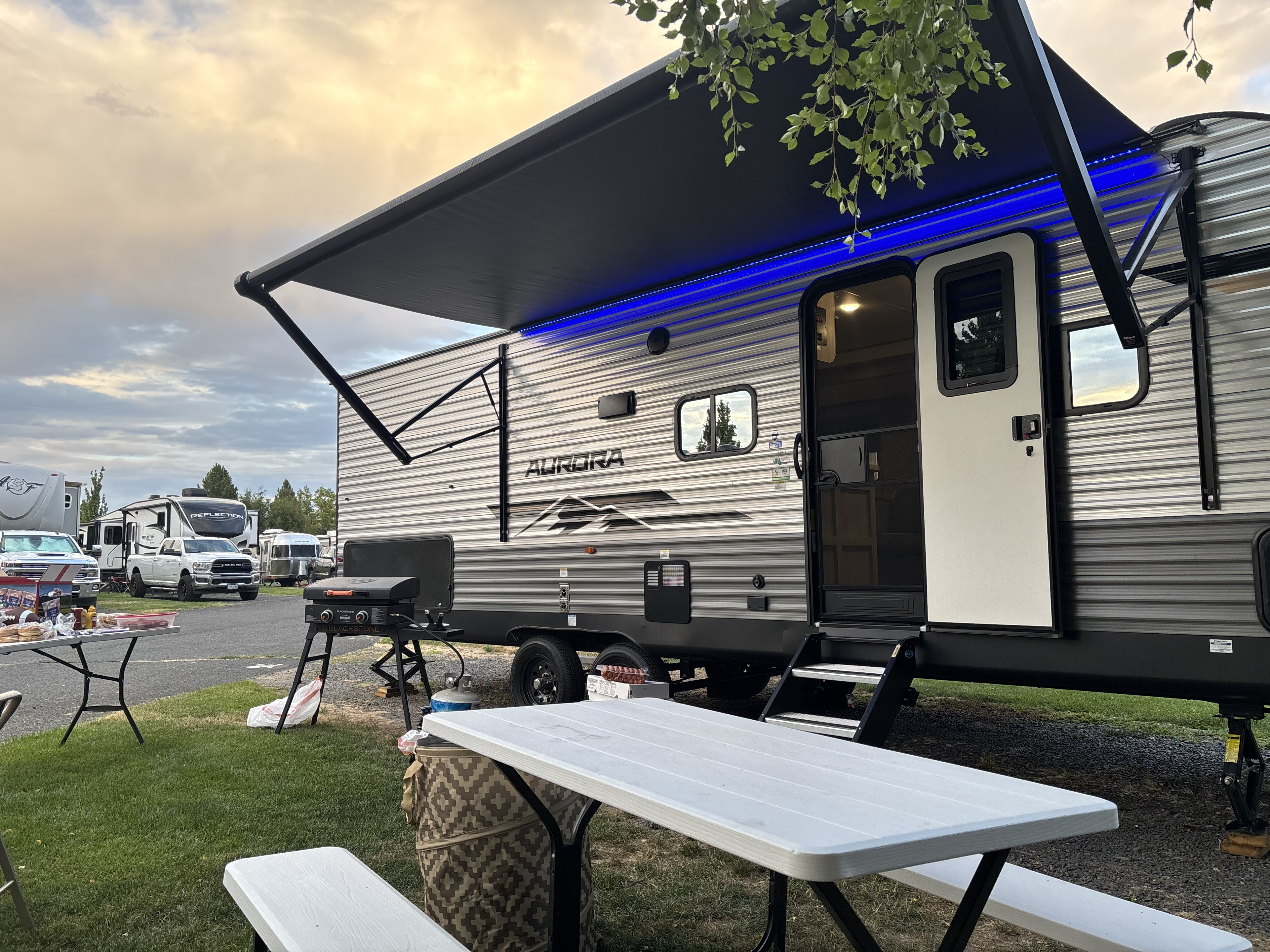 NEW! 2025 Forest River Aurora Light 26BHS (6-8 people)