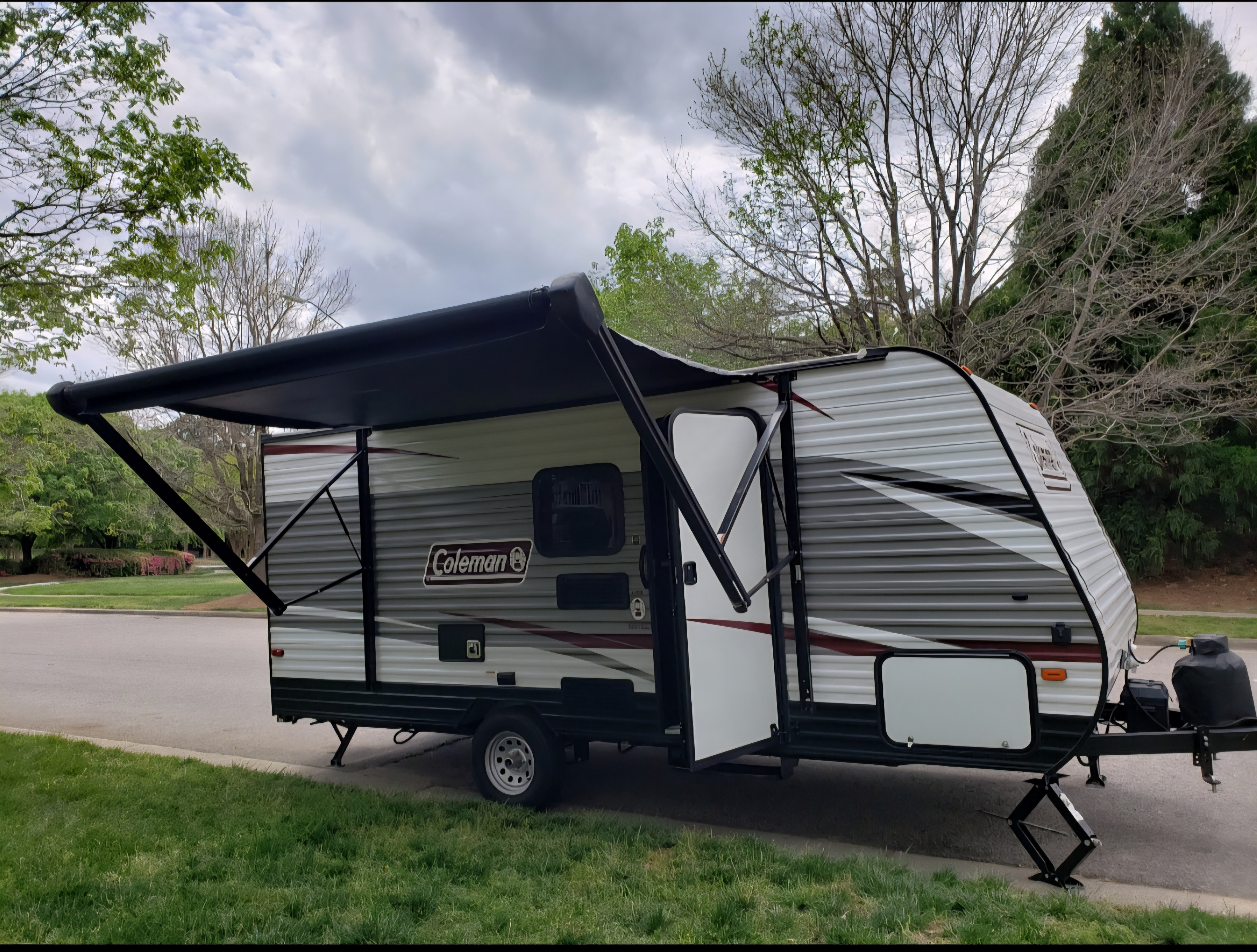 Lantern sleeps 5 (if one is tiny) and tows easy! Perfect for your family!