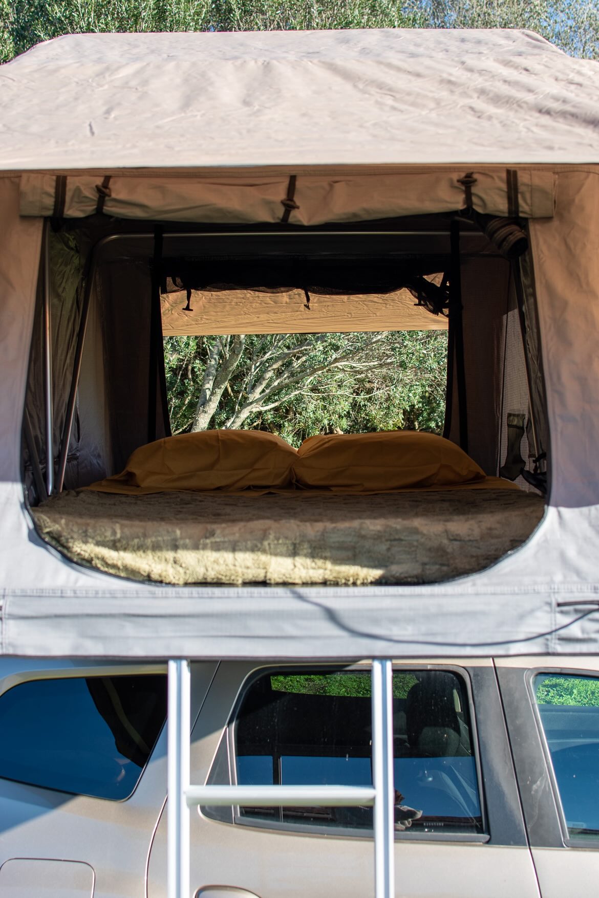 Experience nature from this cozy rooftop tent on an rv rental, featuring a bed with a view for outdoor camping.. DACIA DUSTER 2019
