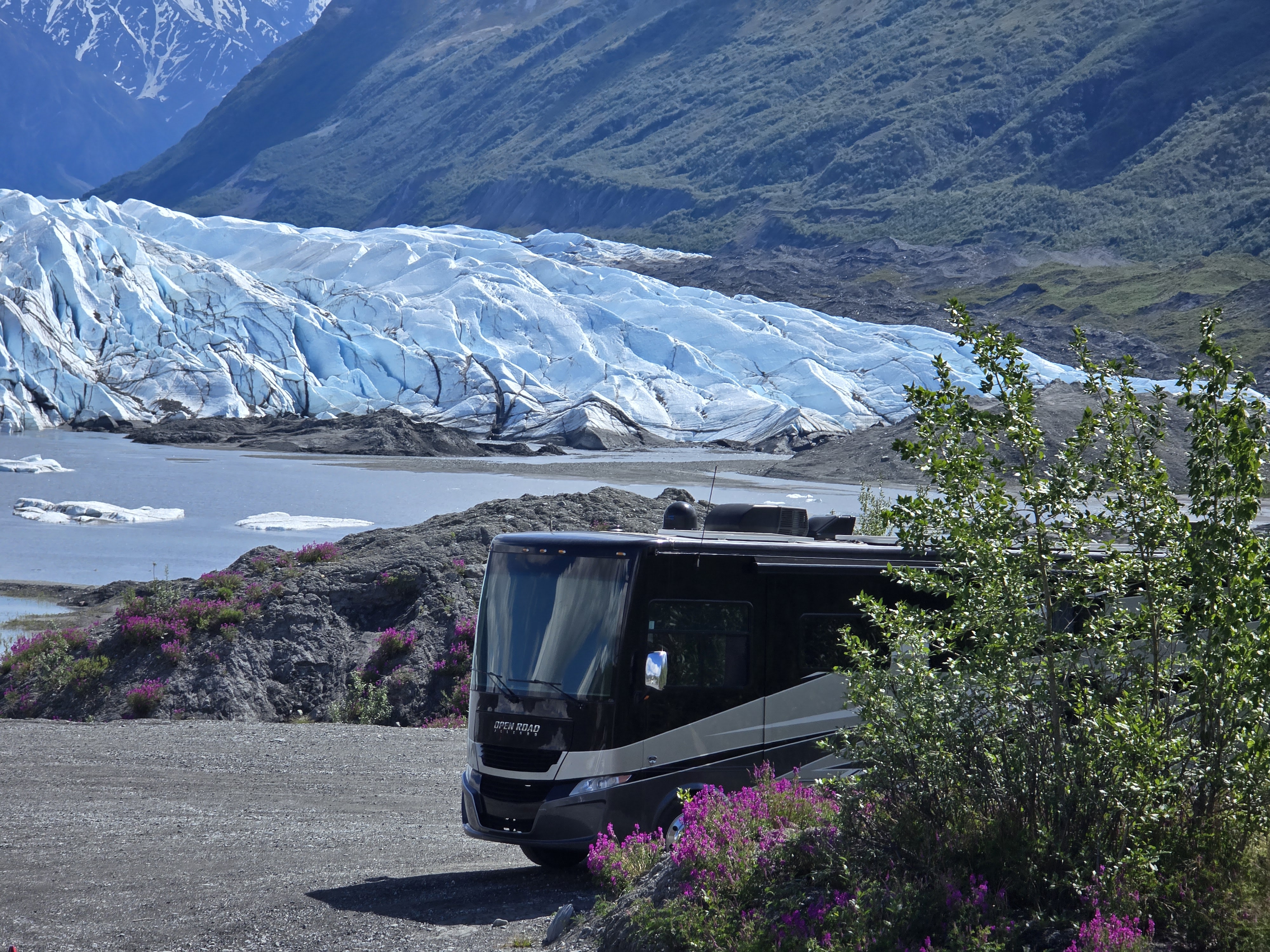 Beautiful luxury RV is Kid and Pet friendly! Now with DISH & ACC Network!