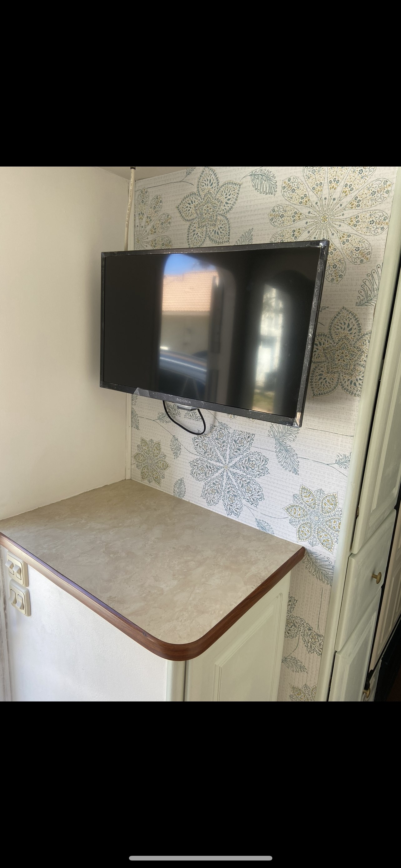RV rental: Cozy interior with wall-mounted TV, patterned wallpaper, and countertop space.. Malibu Malibu Trailer 2008