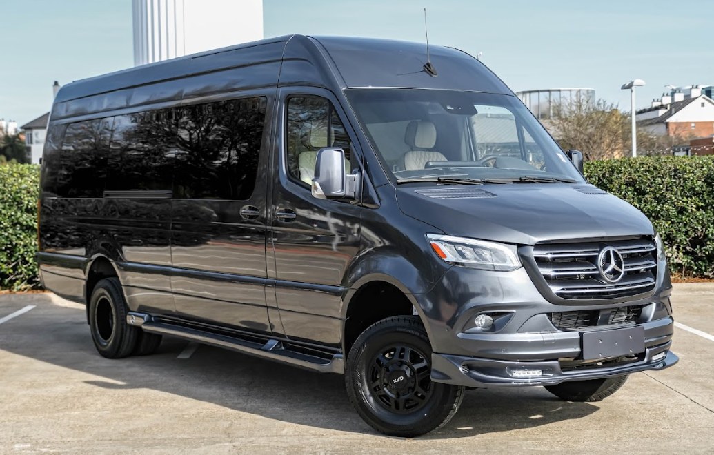 Legends Executive Lounger - AWD 12 Passenger