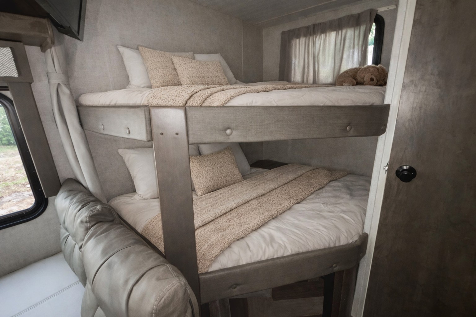 This cozy RV rental features stacked bunk beds with soft, neutral bedding, ideal for family trips or camping adventures.. Forest River Salem Cruise Lite 2020
