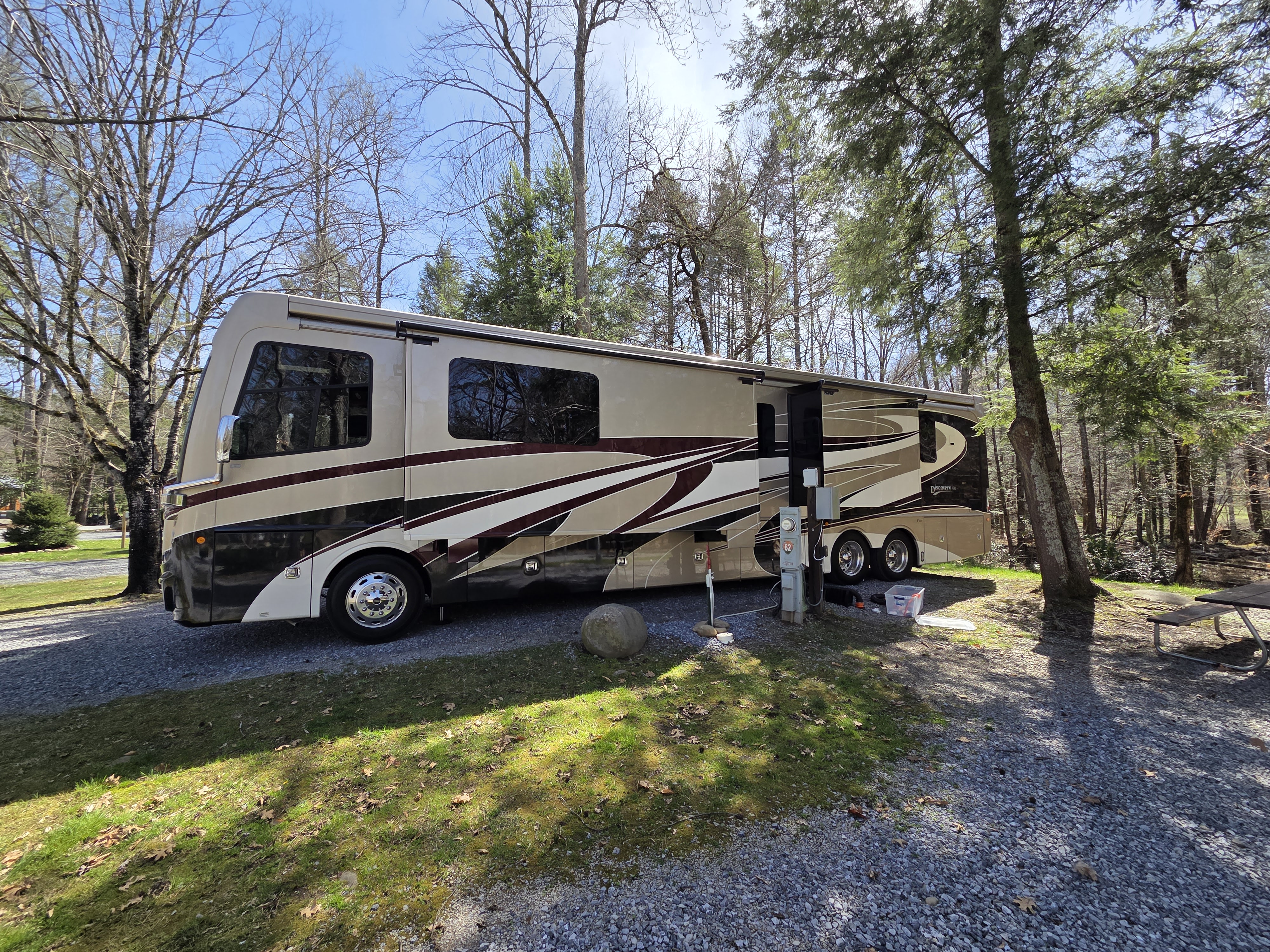 2018 Fleetwood Discovery LXE 44H, 450 HP Cummins Diesel TAG Axle Chassis