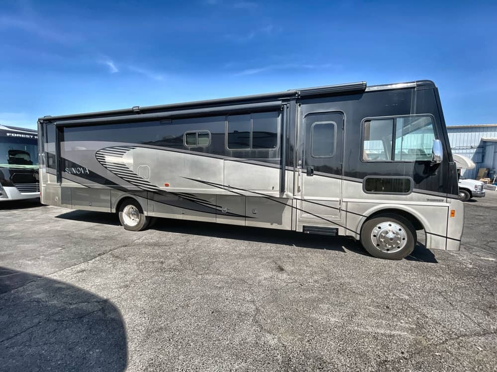 2019 Winnebago Sunova 36Z – Luxury Class A with 1.5 Baths
