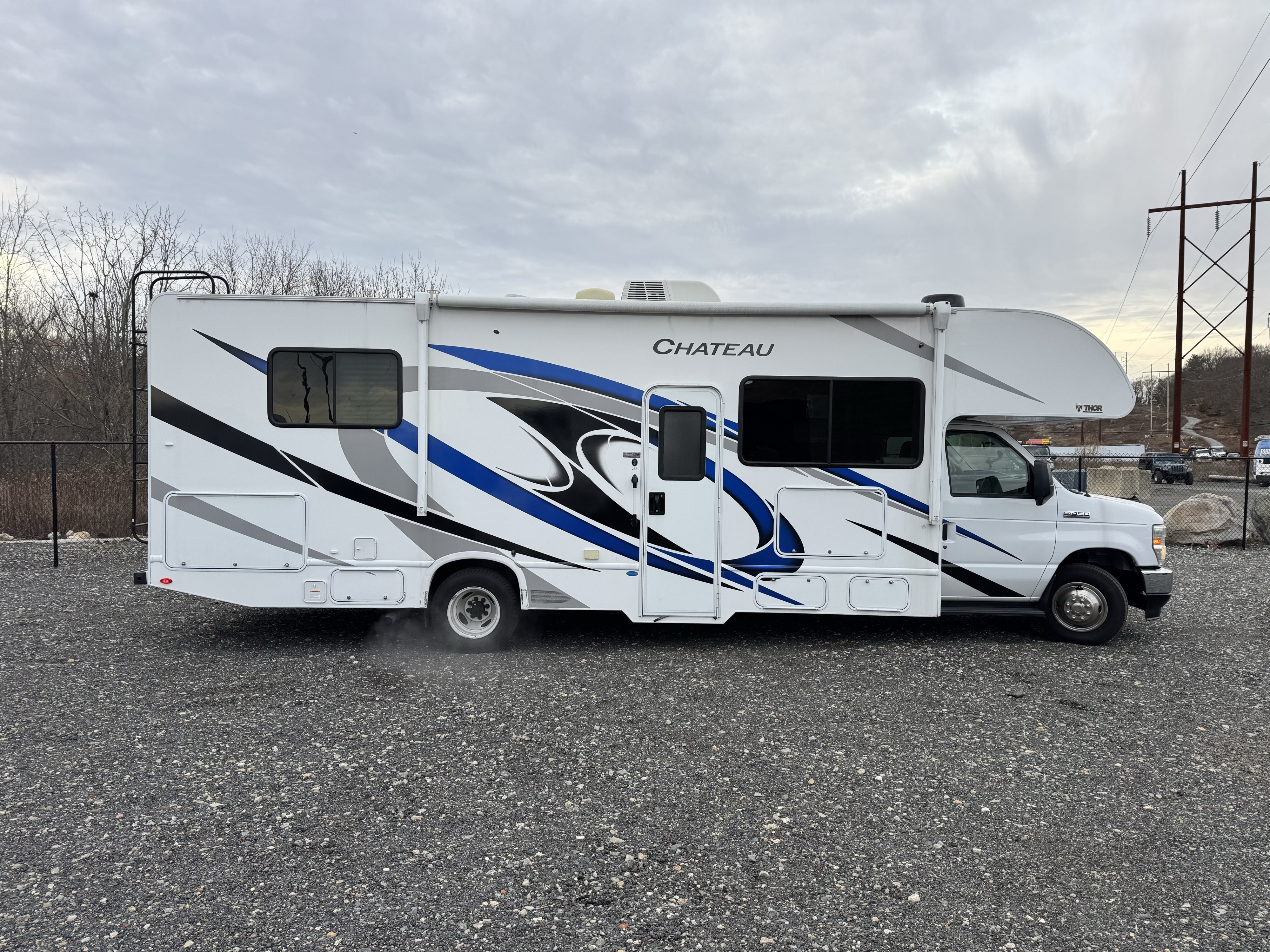 2023 Thor Chateau 28Z Class C Motorhome on Ford E-450 – Sleeps 6