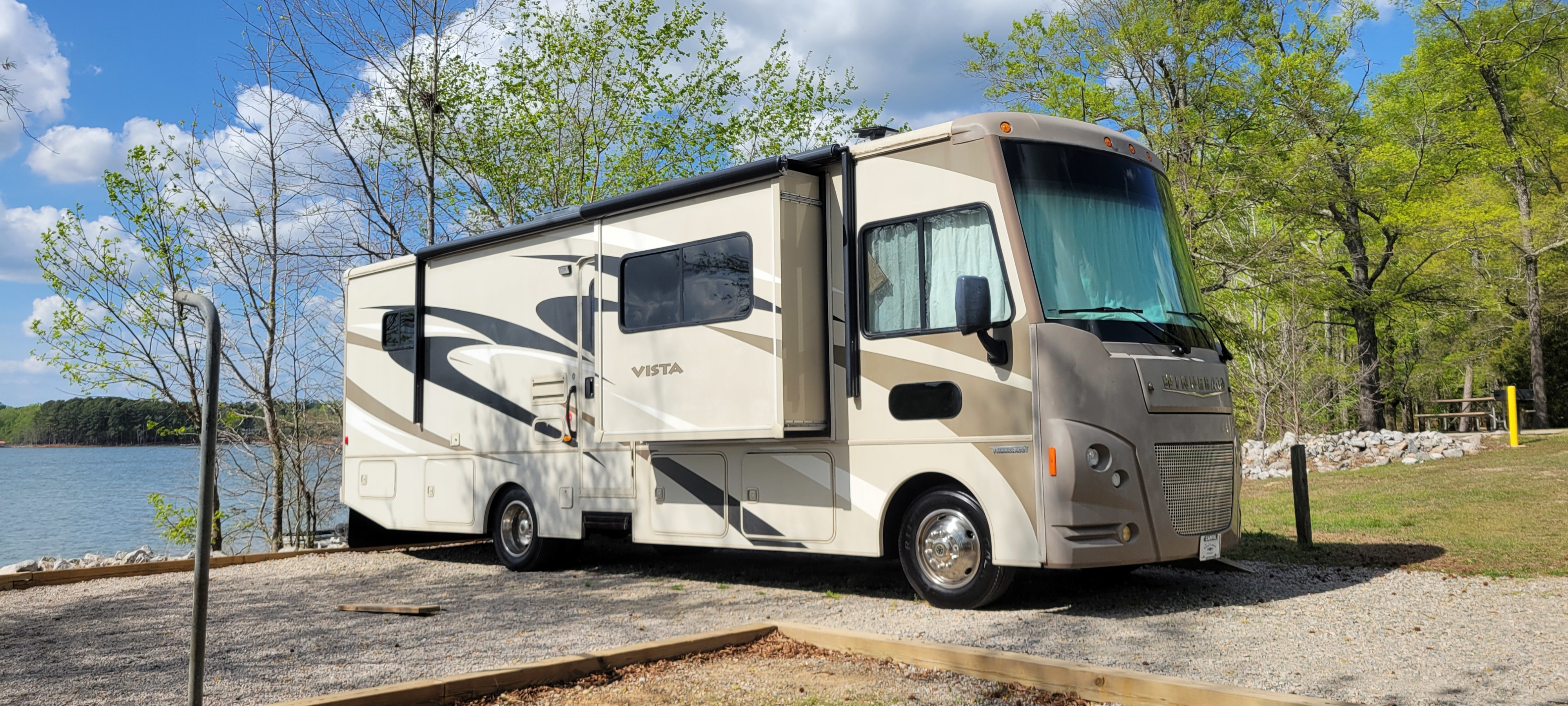 Class A Winnebago Vista drives easy, sleeps 5, well appointed!