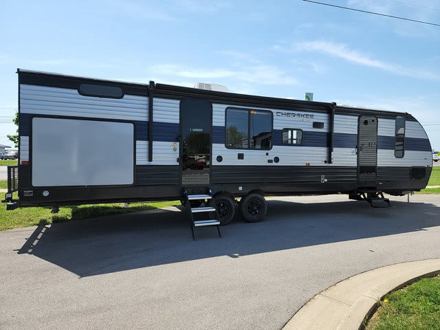 2022 Cherokee Limited 294KM.    (Sleeps 8)