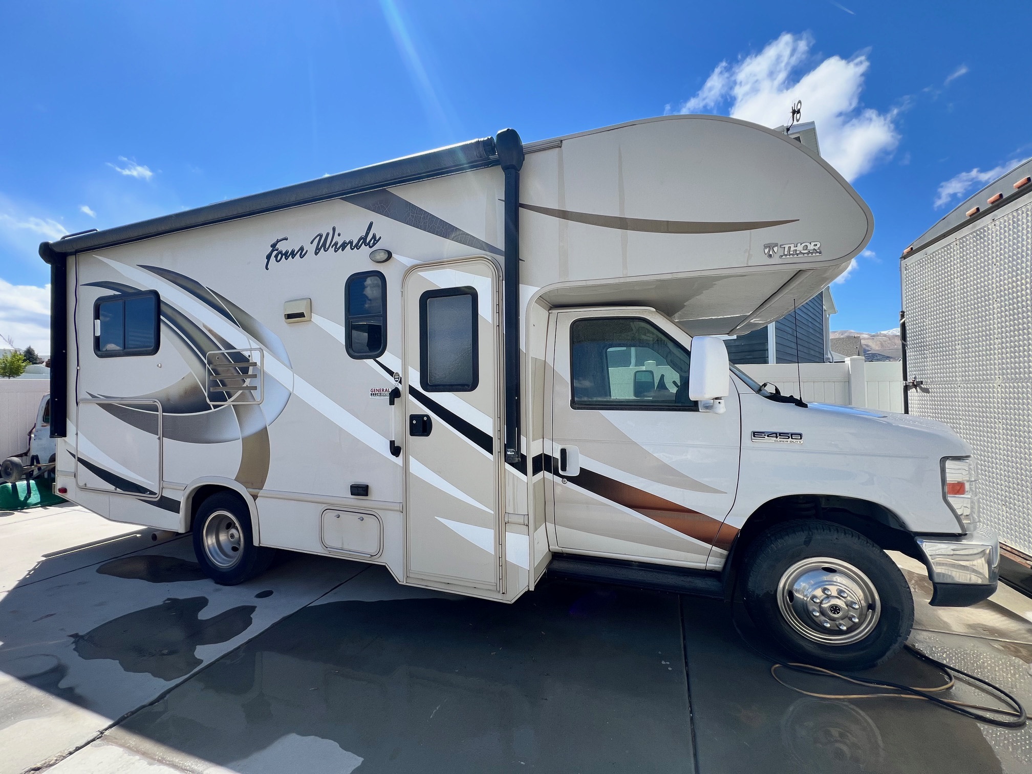 Easy-to-Drive 24ft Class C – Clean, Fully Stocked – Sleeps 4–5