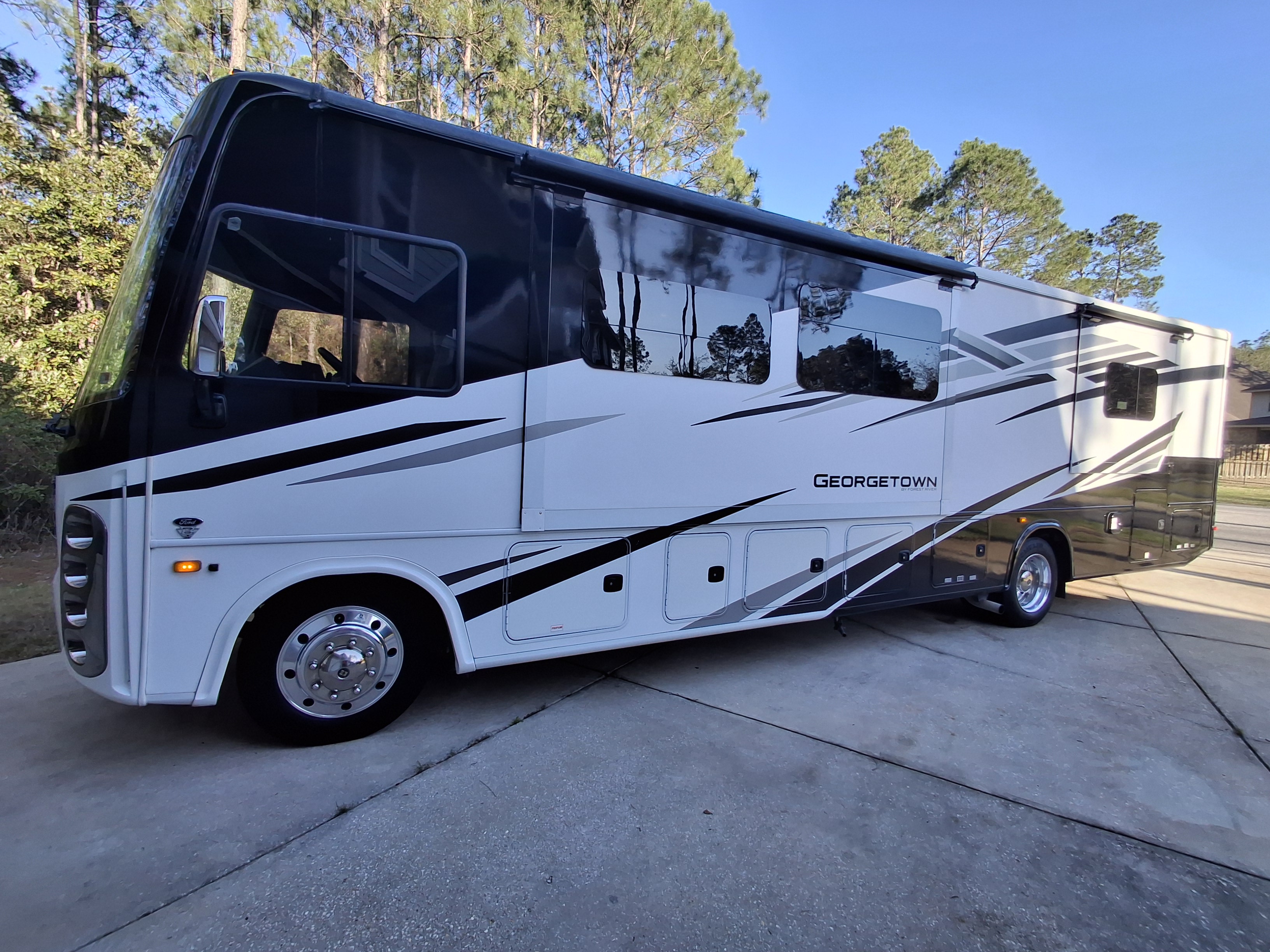 Your HOME AWAY FROM HOME - Georgetown 5 Series GT5 36B5