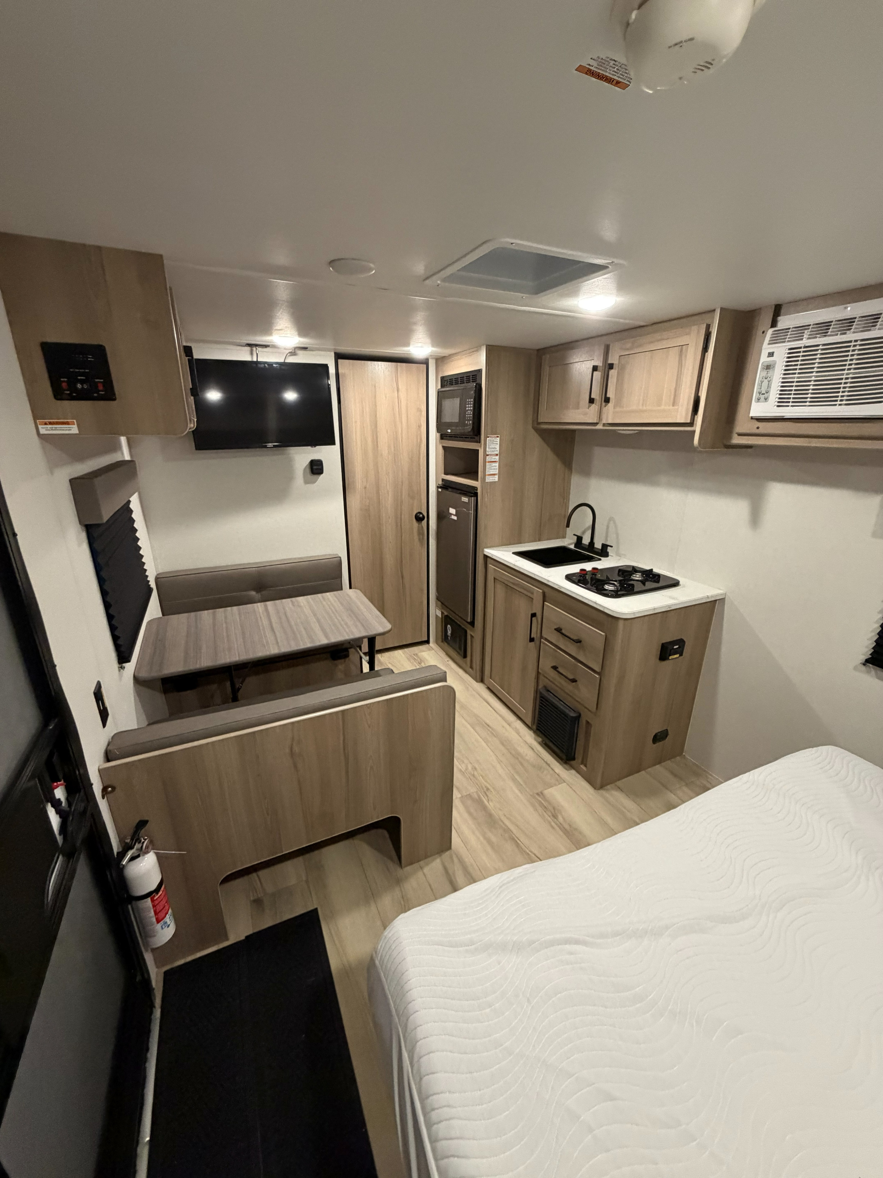 Bright rv rental with all amenities: kitchen, dinette, bed, TV, and AC for comfortable travels.. Keystone RV Coleman 2025