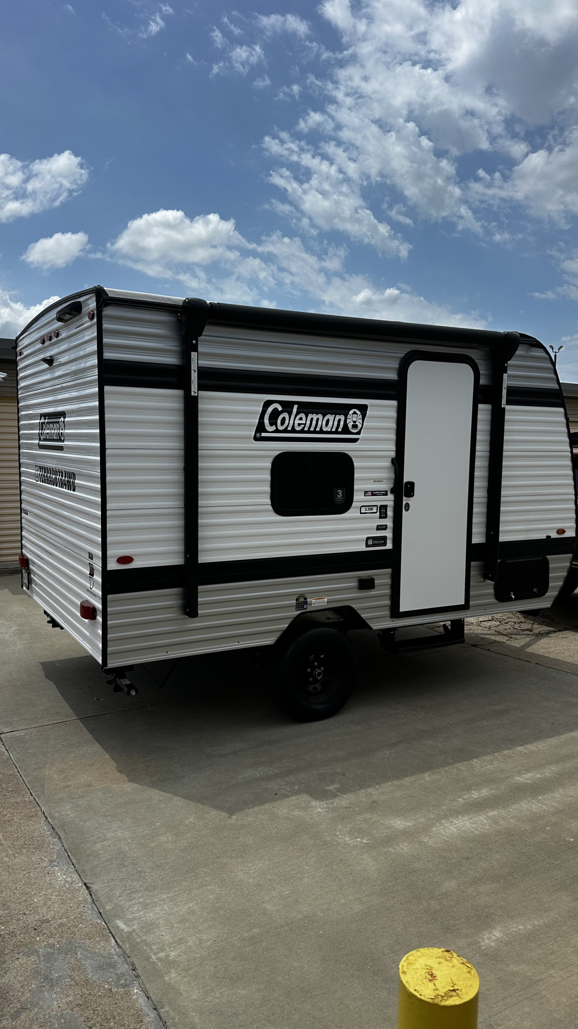 New RV Trailer x 4 People. Equipped and cousy