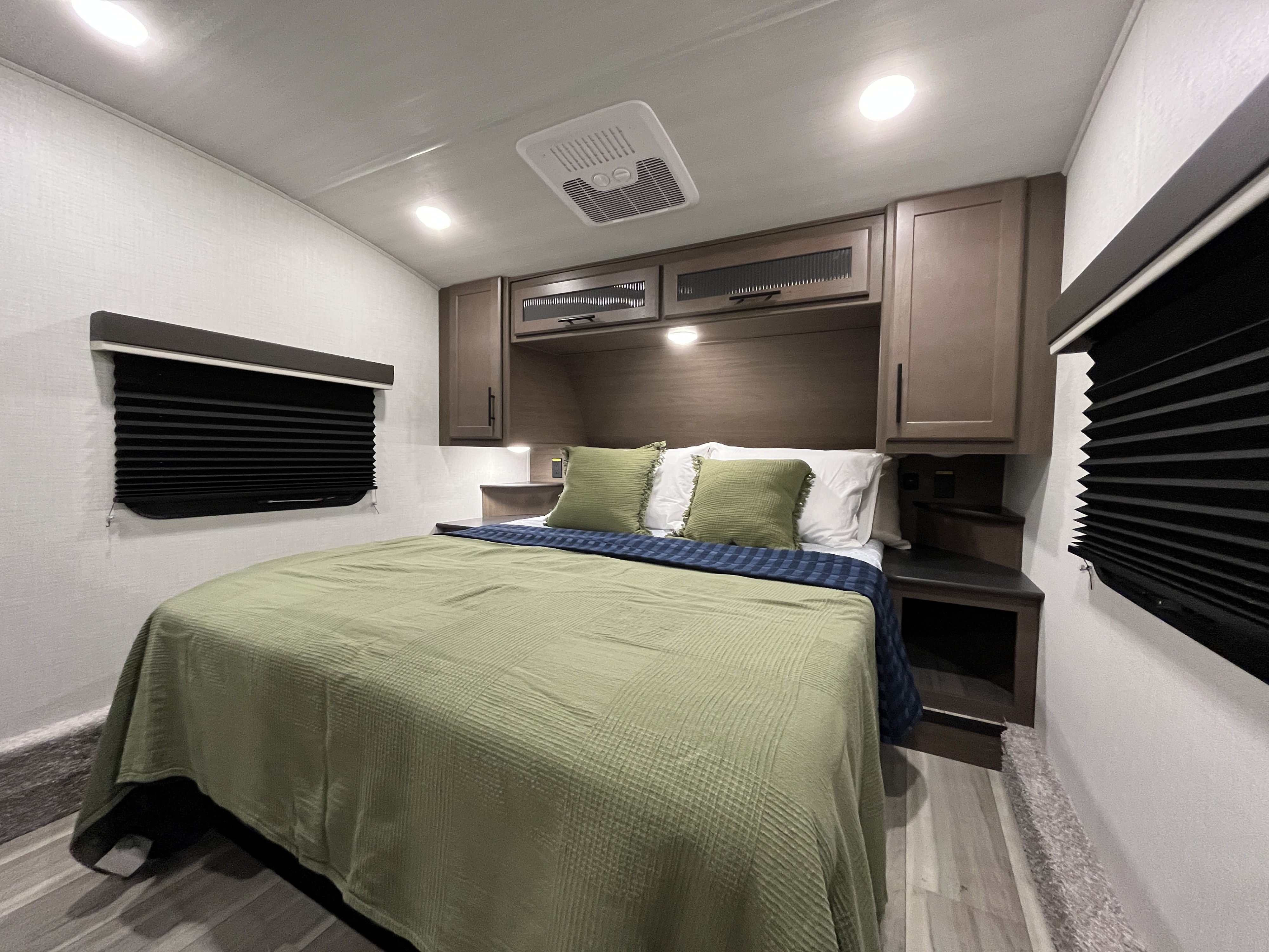 RV rental bedroom: a bright and cozy space with green bedding, built-in cabinets, and window blinds.. Keystone RV Cougar 2026