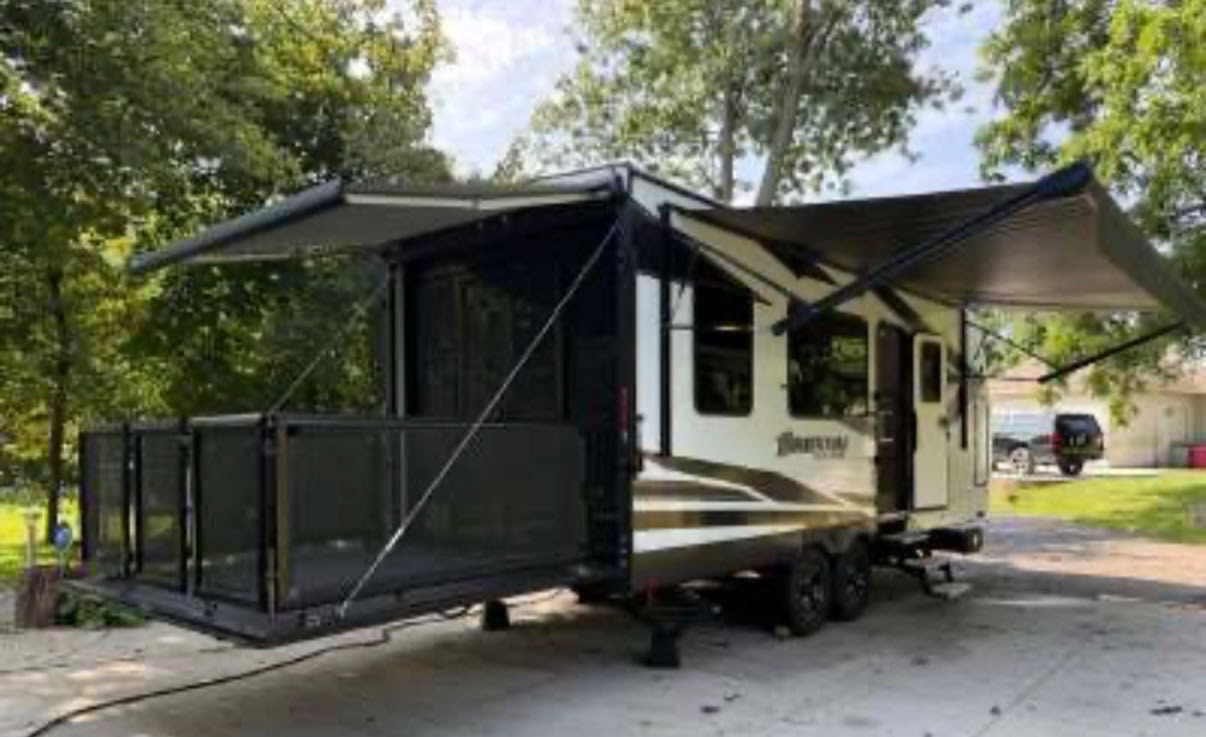 Luxury Off-Grid Toy Hauler | Momentum 21G | Sleeps 8