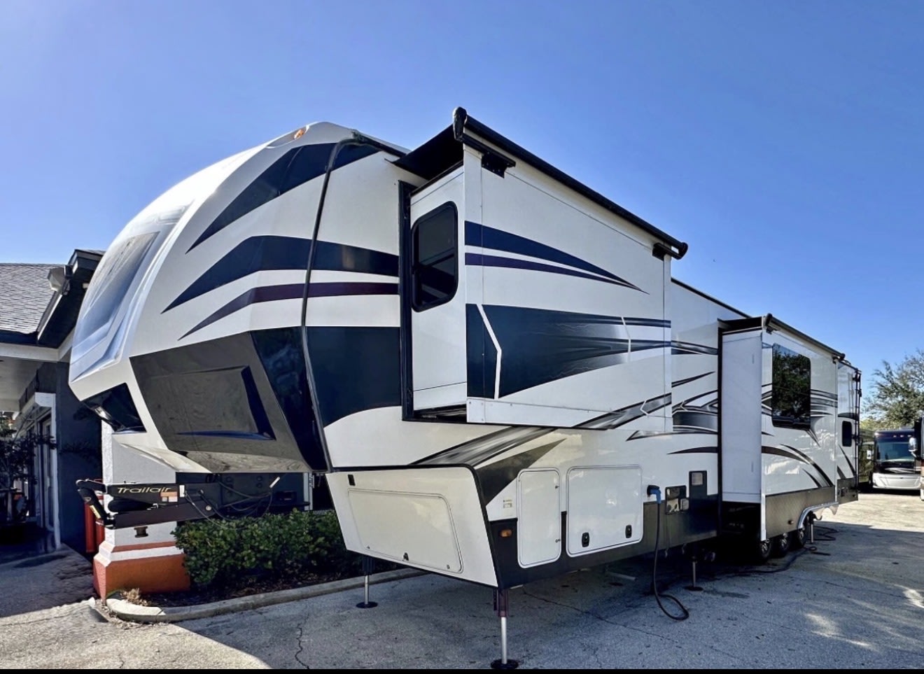 LUXURY Toy Hauler (pet friendly)