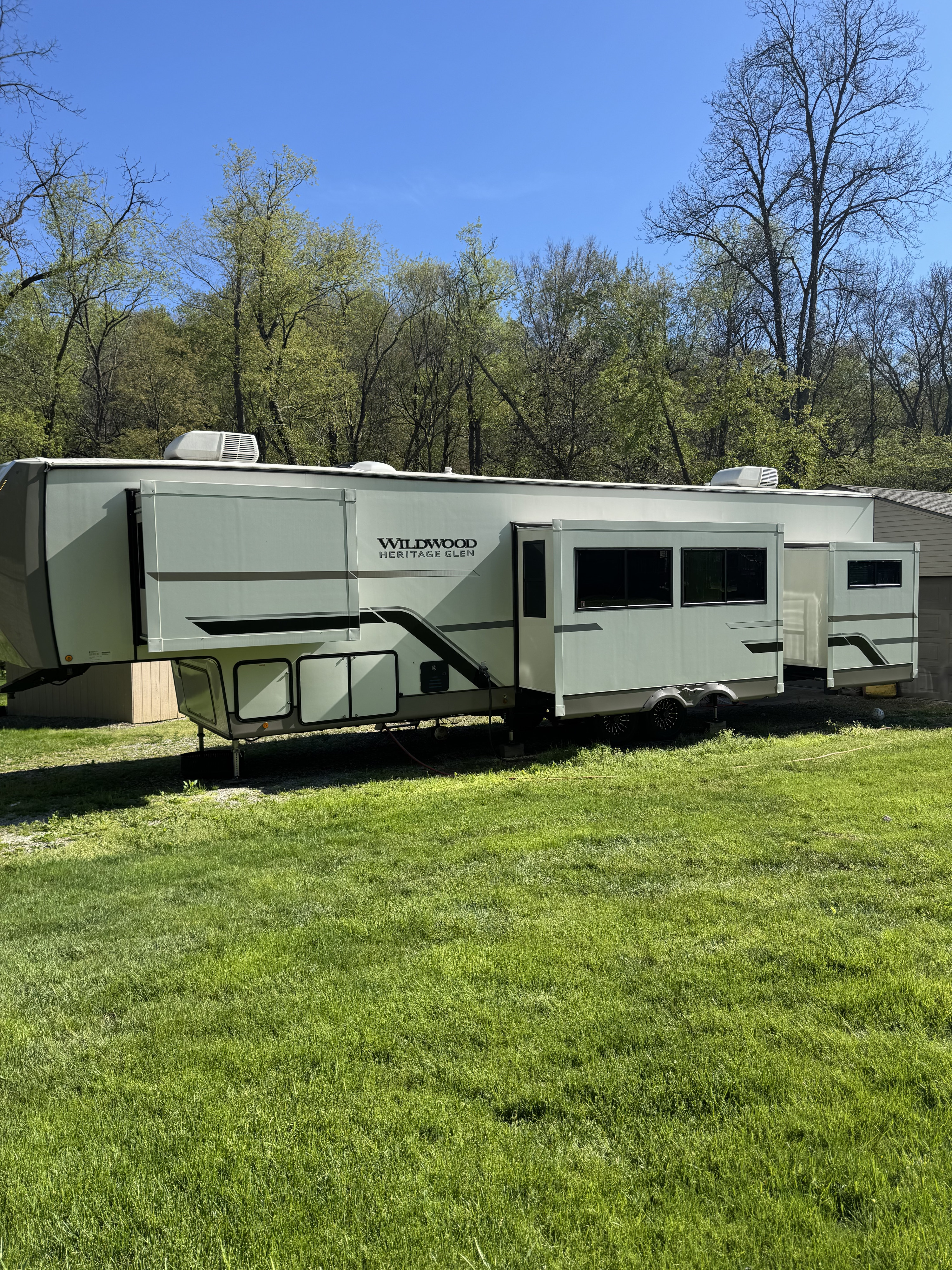 Luxury 43' Fifth Wheel | Sleeps 9+ | Delivery & Setup Included