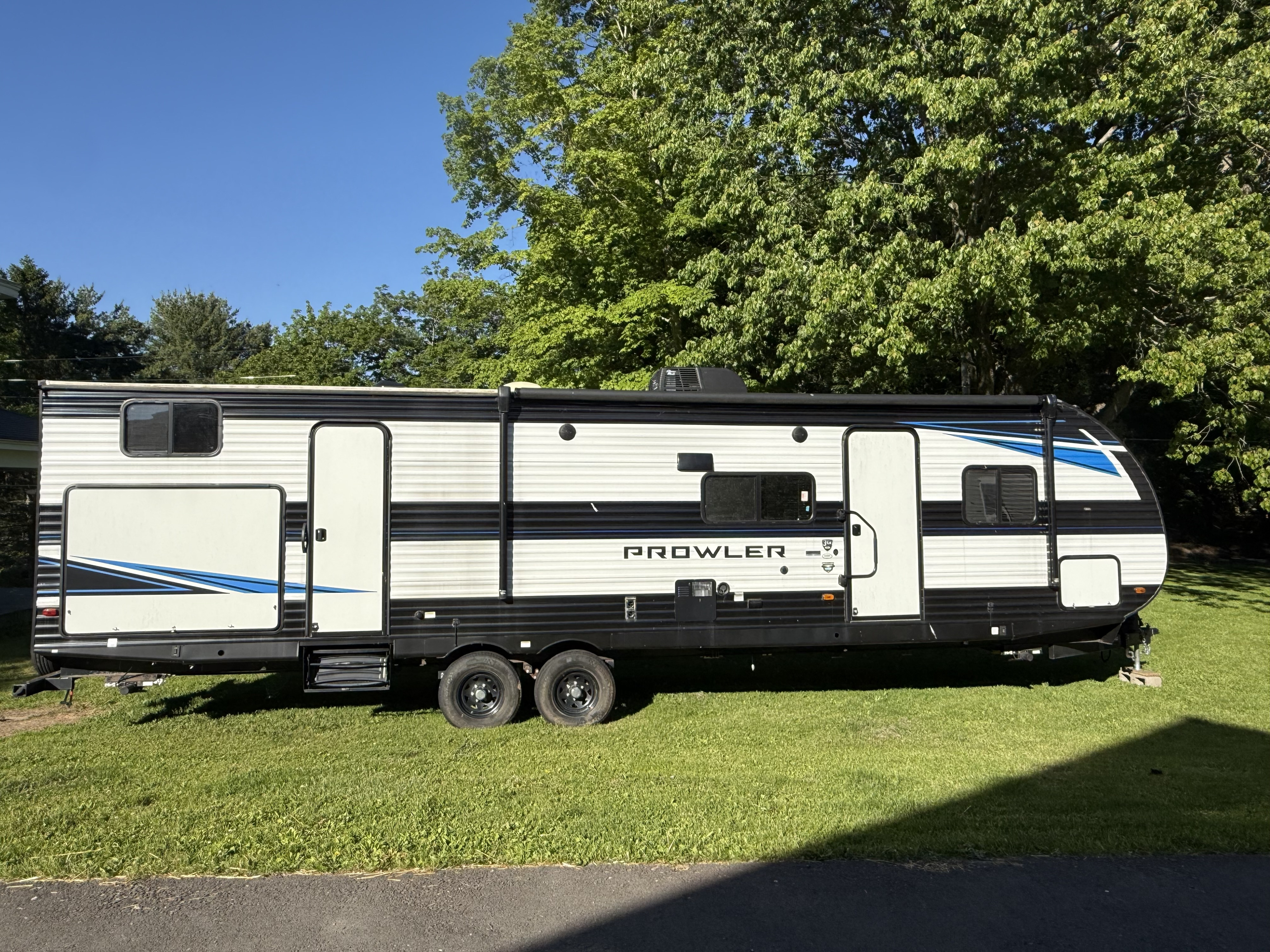Weekend Escape Headquarters: Roomy Prowler Family Bunkhouse!