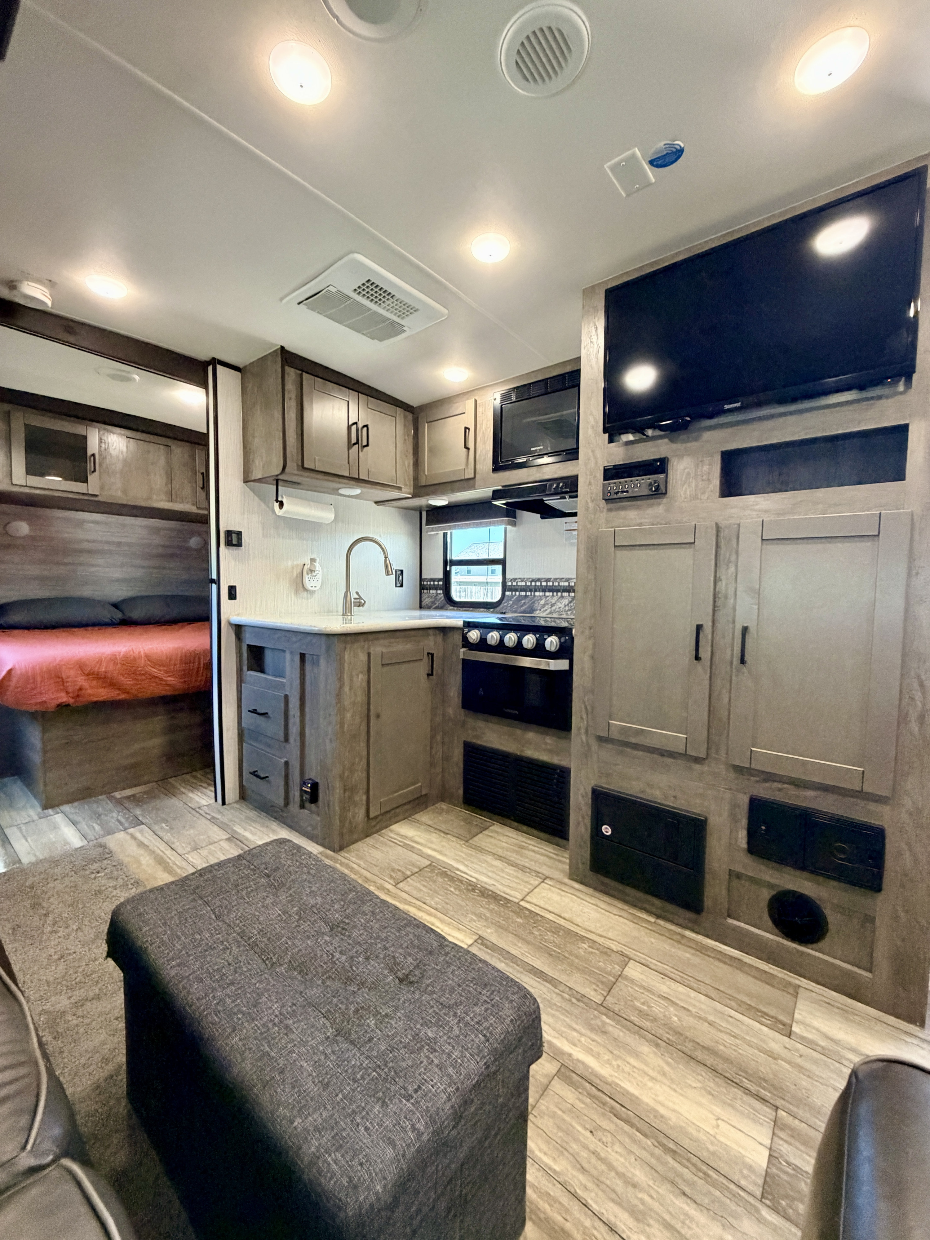 Hassle Free-North Trail Camper | Sleeps 4 | Large Bathroom in St. Robert