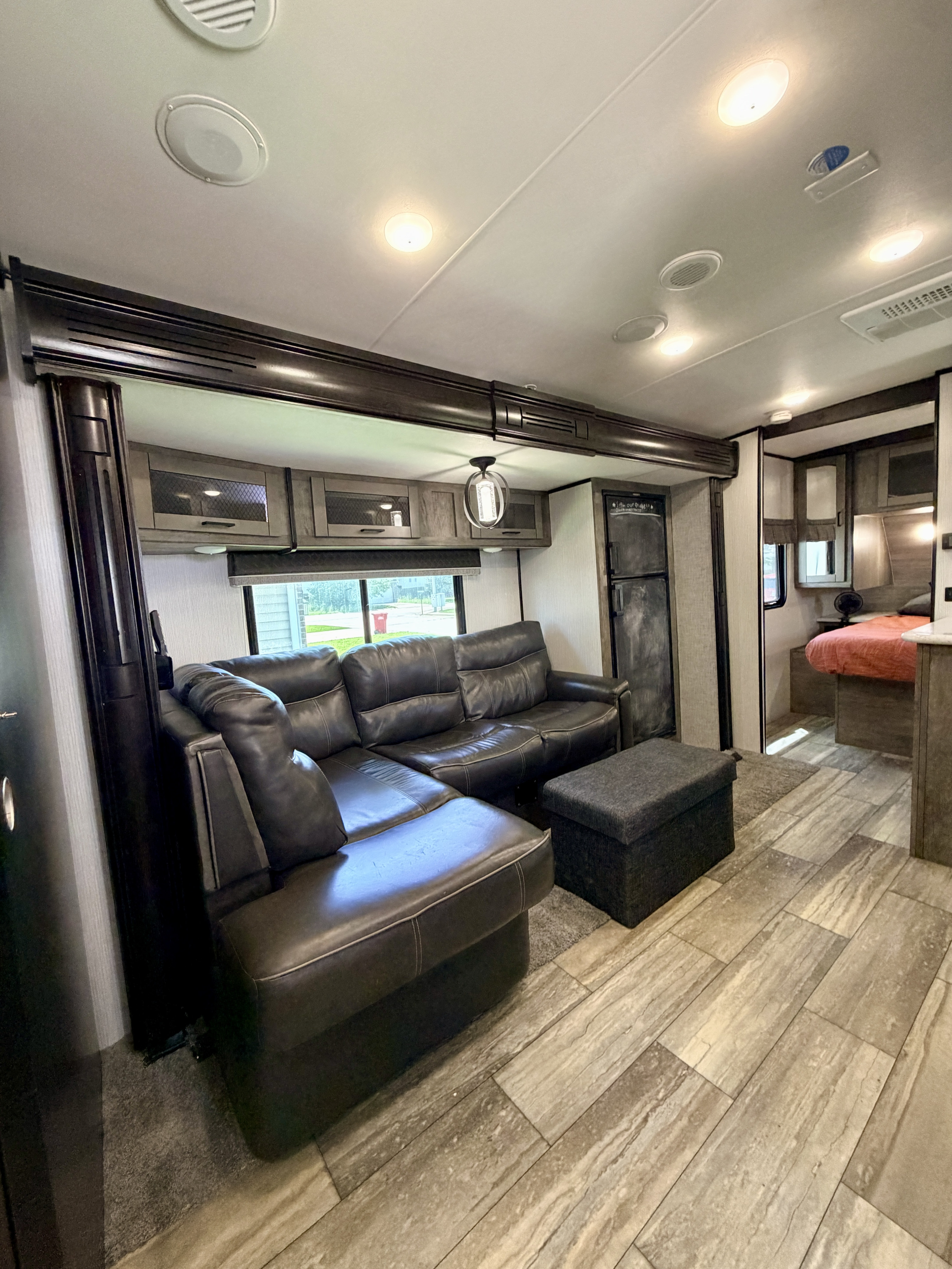 Hassle Free-North Trail Camper | Sleeps 4 | Large Bathroom in St. Robert