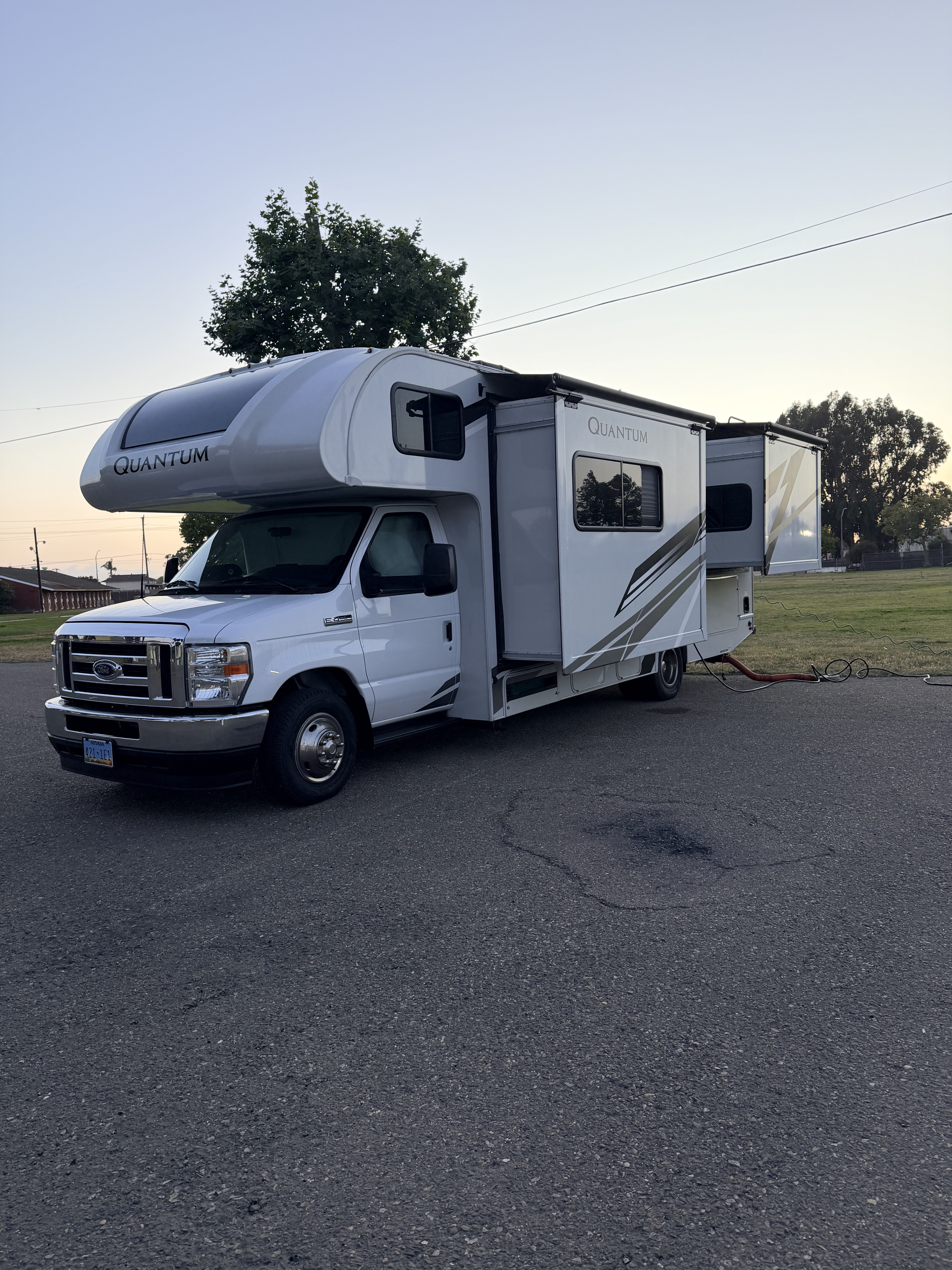 2025 THOR QUAMTUM - SLEEPS-8 FAMILY-FRIENDLY -LIKE NEW