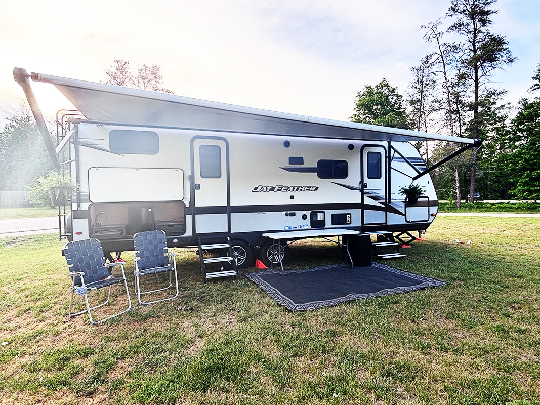 *New Car Smell* Monochrome Jayco with Spacious Bunks and Outdoor Kitchen