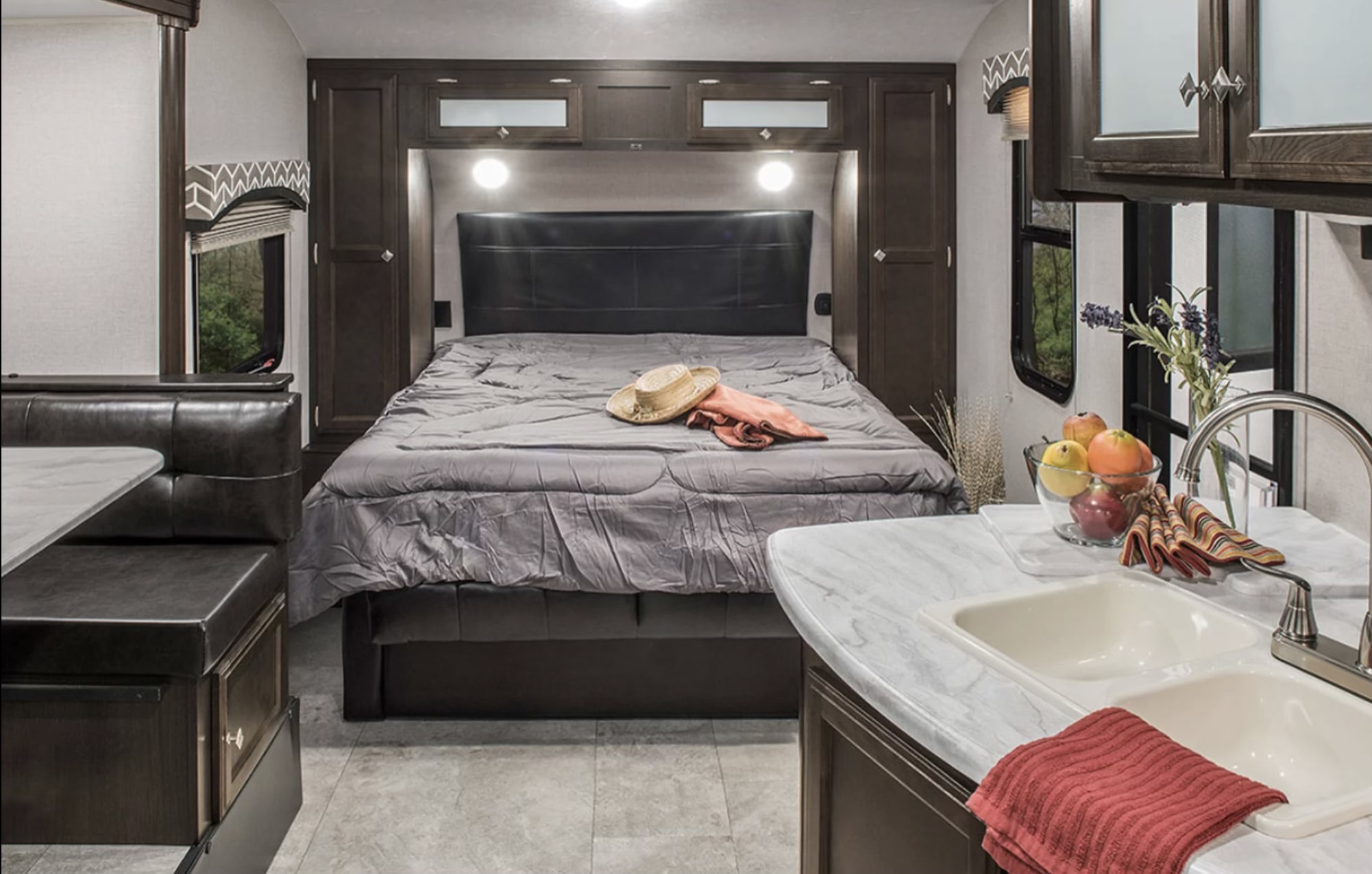 Inside this RV rental: a comfortable bed, a compact kitchen with a double sink, and a dinette. Ready for your adventure.. Sonic Venture - SN220VBH 2018