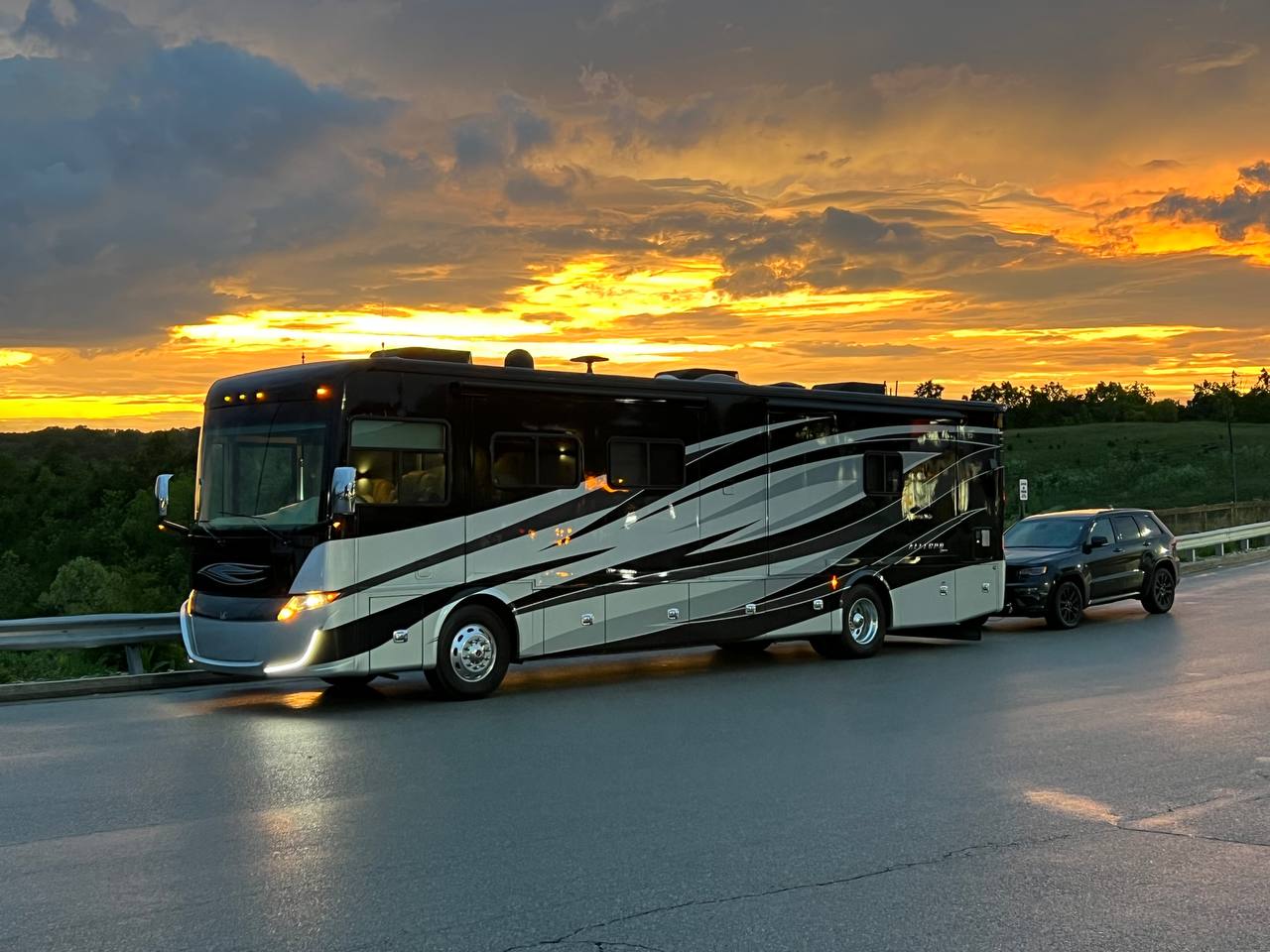 Luxury Tiffin Coach - Quiet Diesel Pusher - Starlink