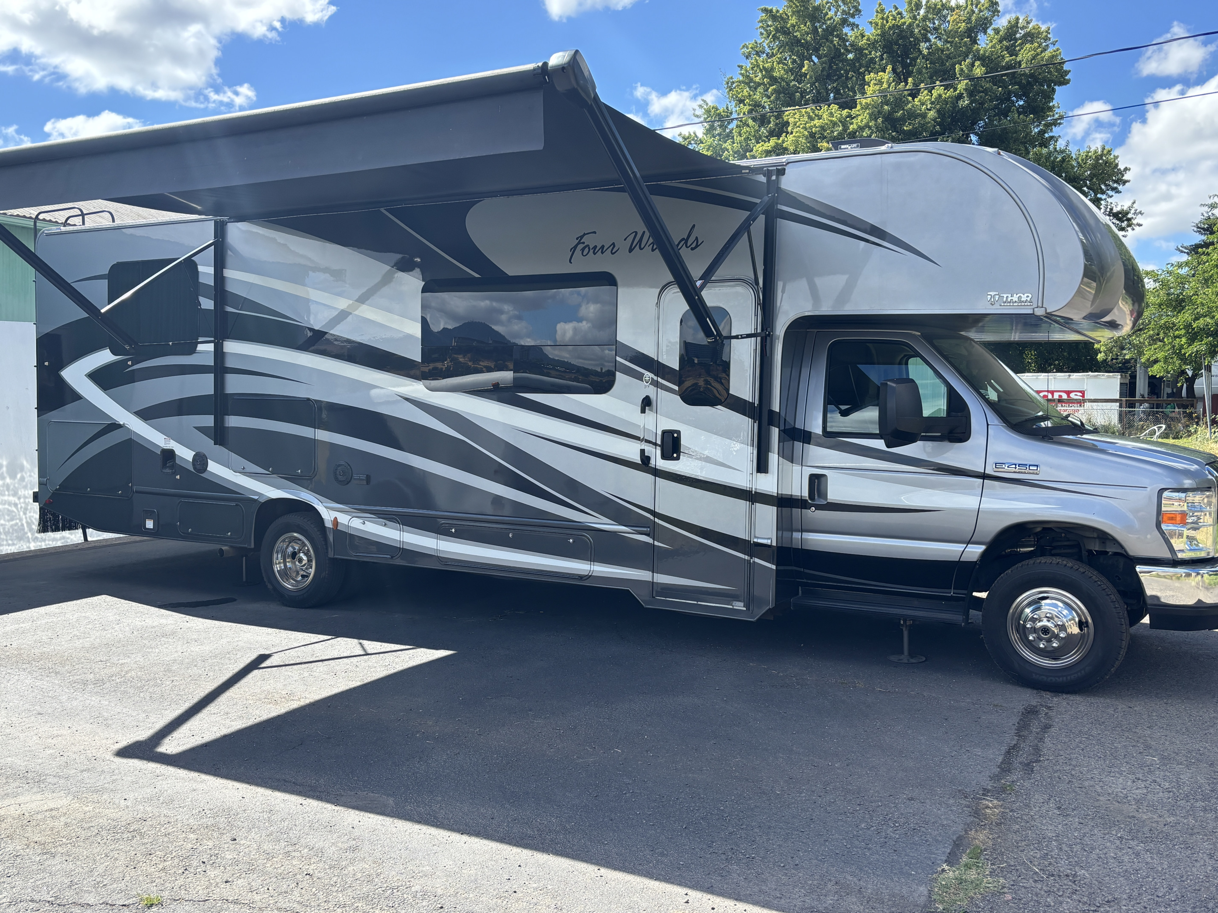 "Olive" 2018 Thor Four Winds 31Y Family fun