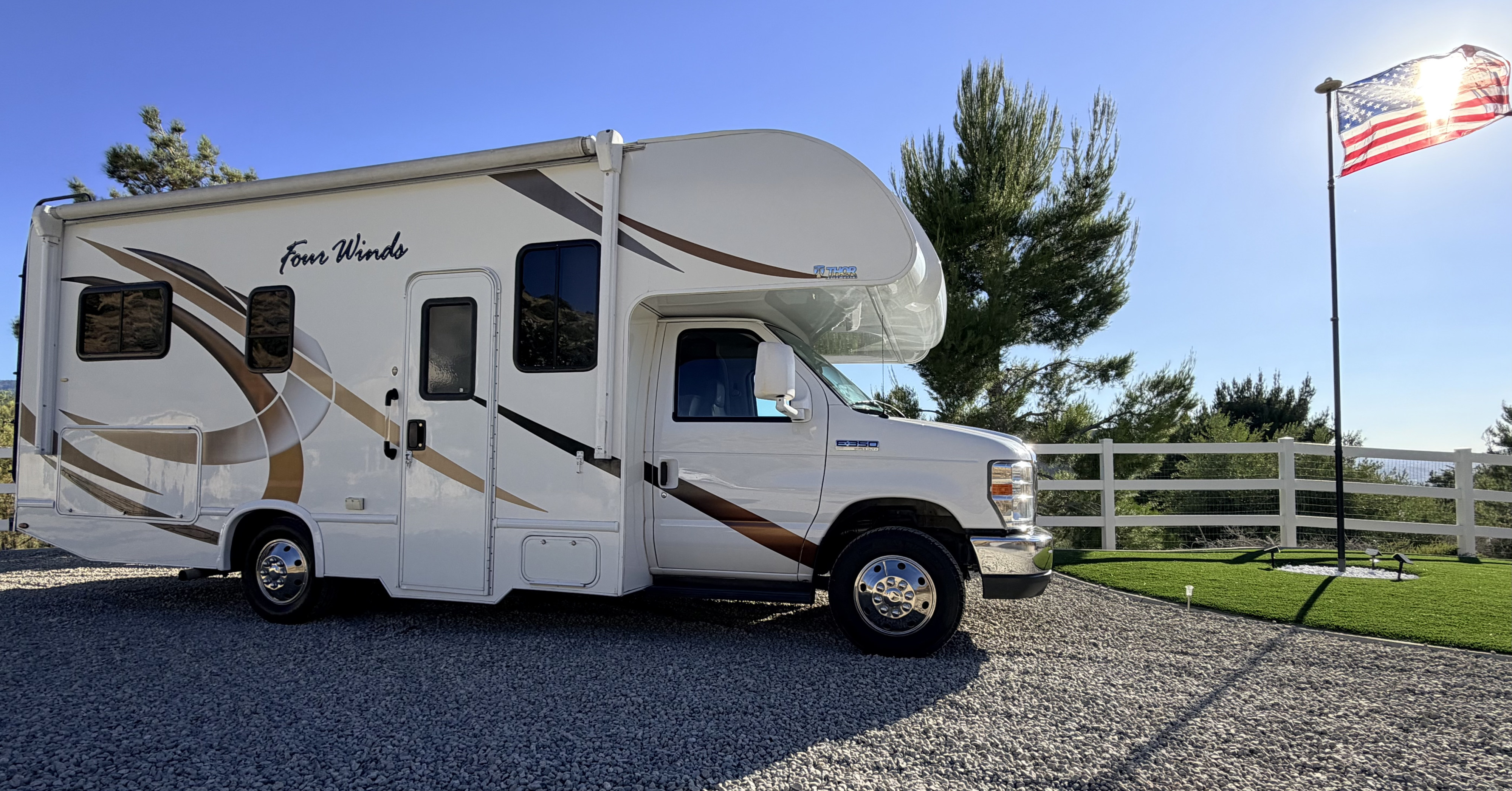 2019 Thor Four Winds 23U – Easy-to-Drive Family/Pet Friendly RV-Sleeps 6