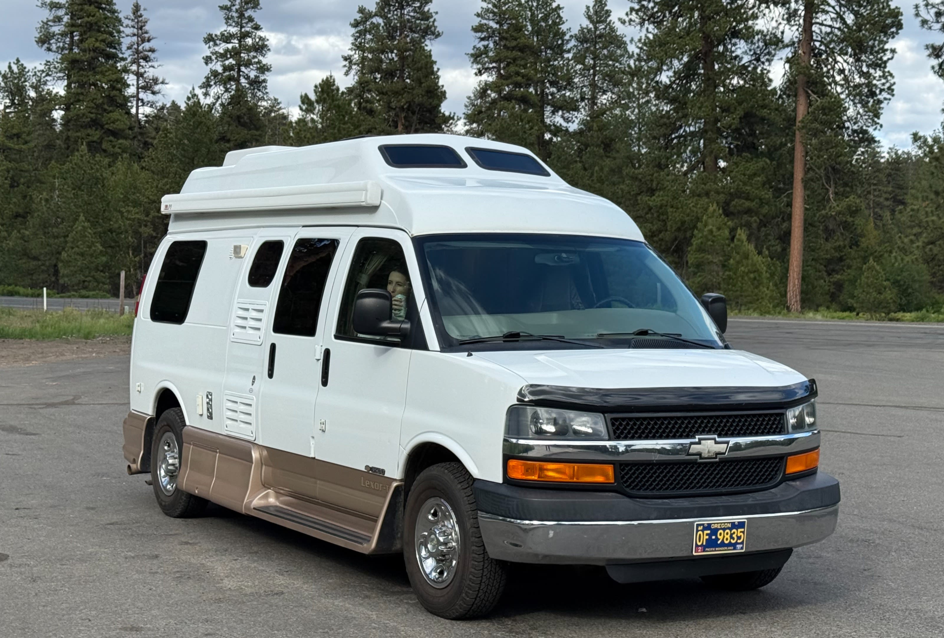 Classic Camper Van w/ Bathroom+Kitchen