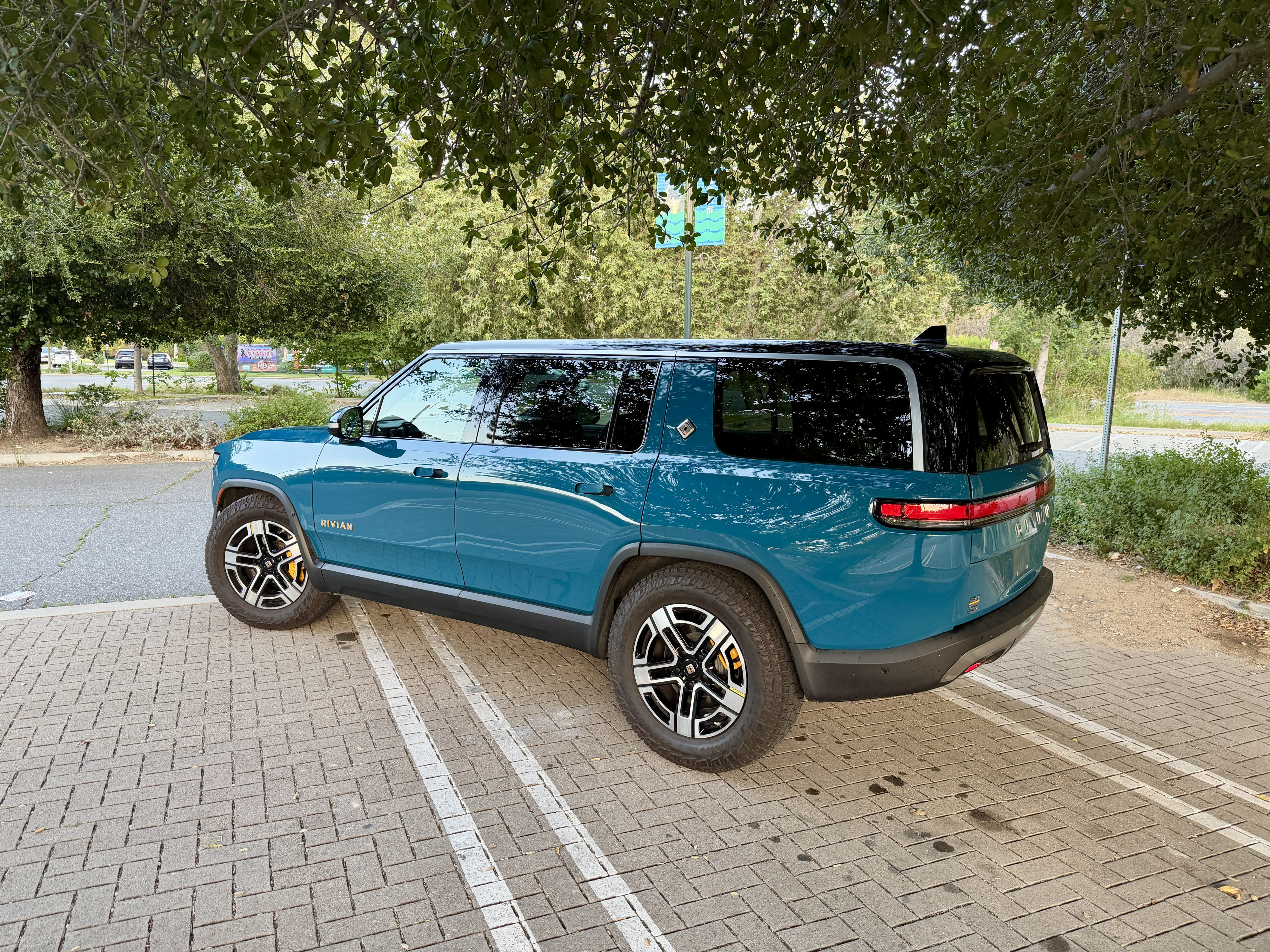 2022 Rivian R1S