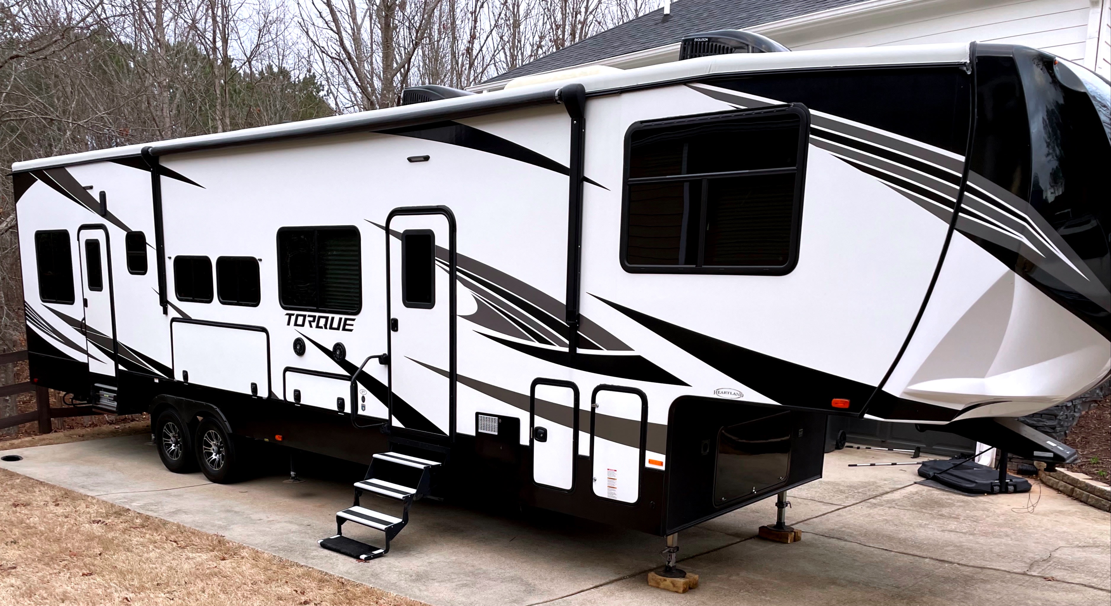 Luxury 40’ Toy Hauler | Sleeps 8 | Delivery Available | Tailgating