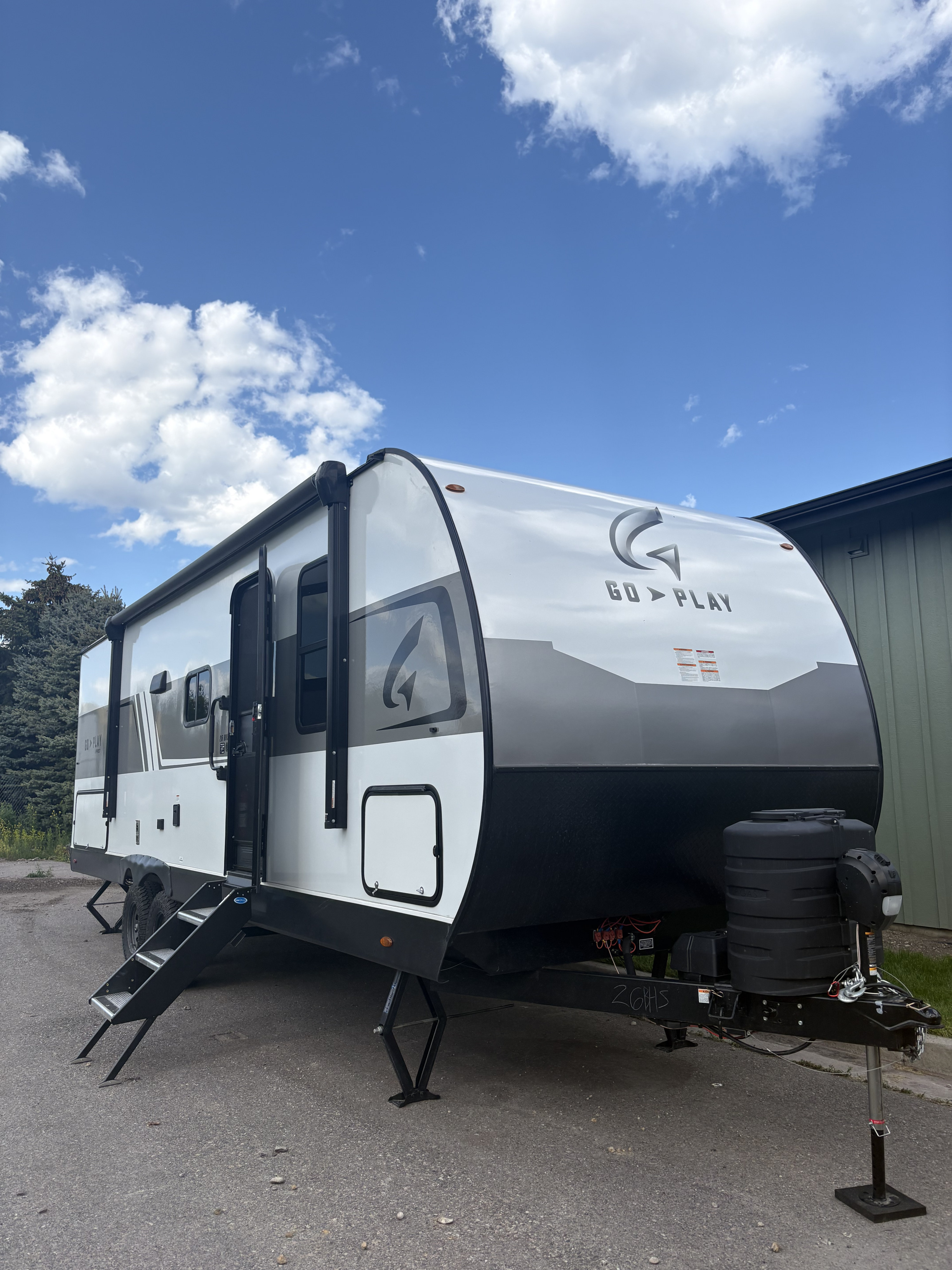 GREAT FLOORPLAN!! Luxurious 32-Foot FR3 32DS Class A RV – Sleeps 9