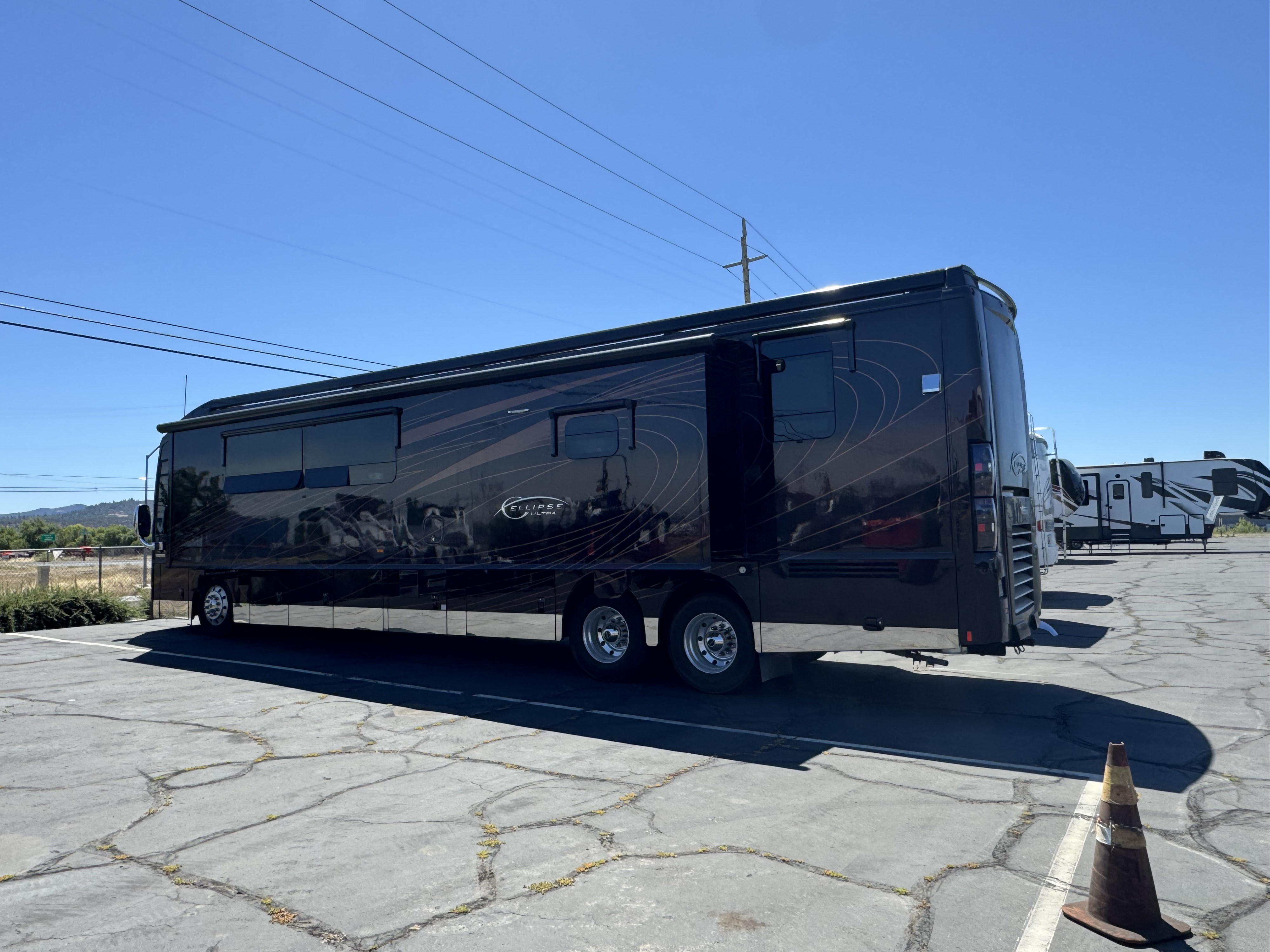 2015 Itasca Ellipse Ultra 42QL | 450HP Diesel | Sleeps 4