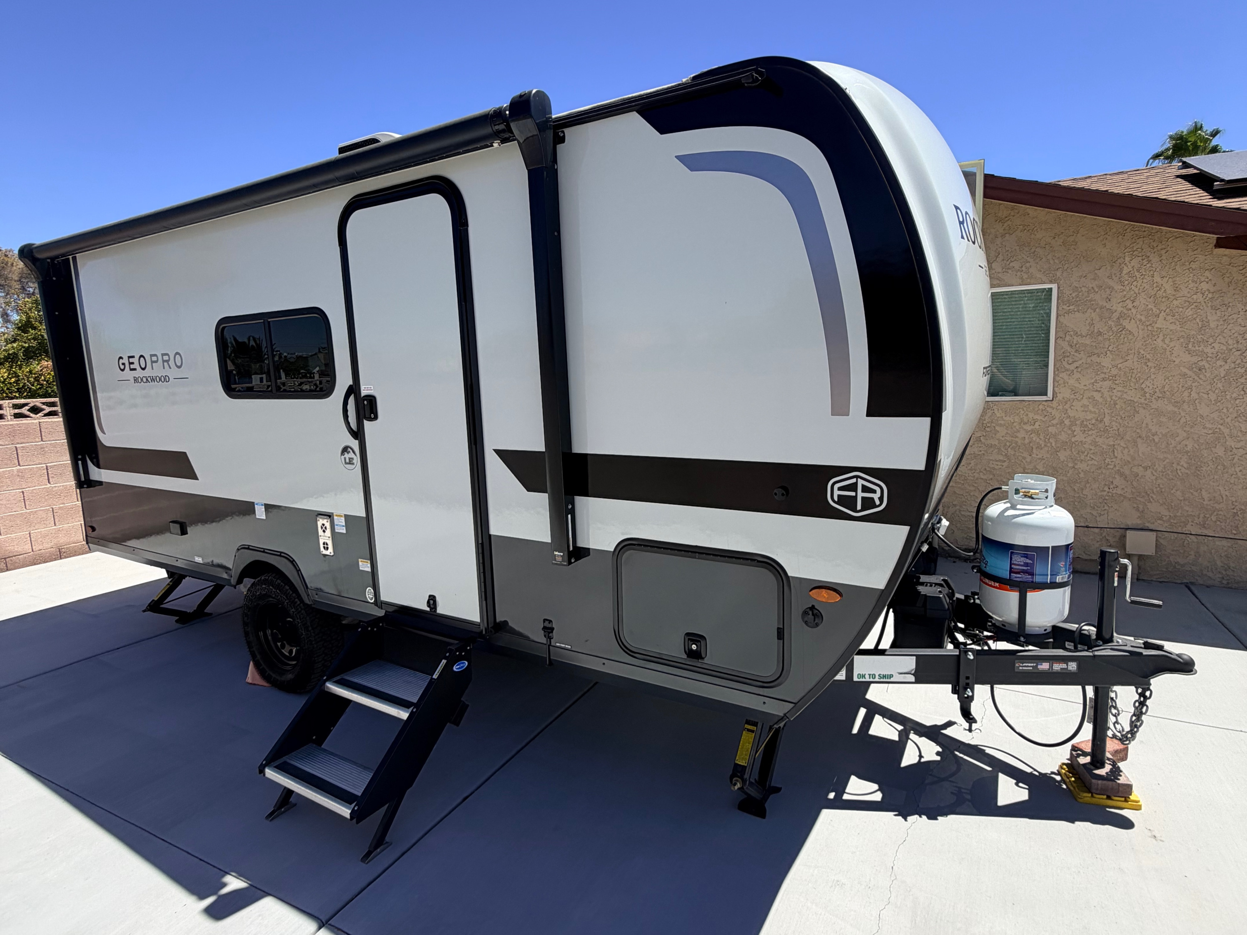 Lightweight & Easy-Tow Family Friendly Bunkhouse Camper – Sleeps 5-6