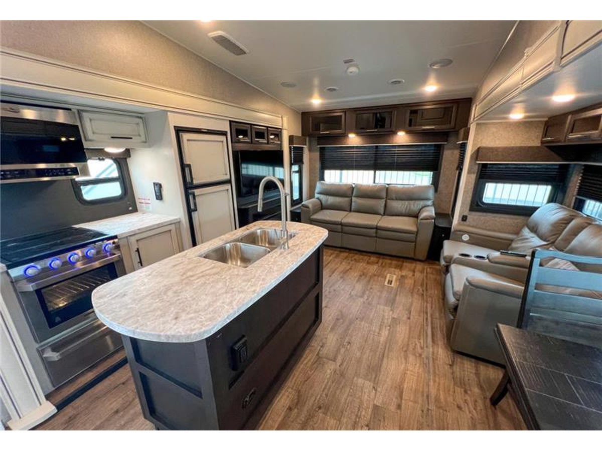 2021 Jayco Eagle 5th Wheel - Perfect glamping trailer for your getaway