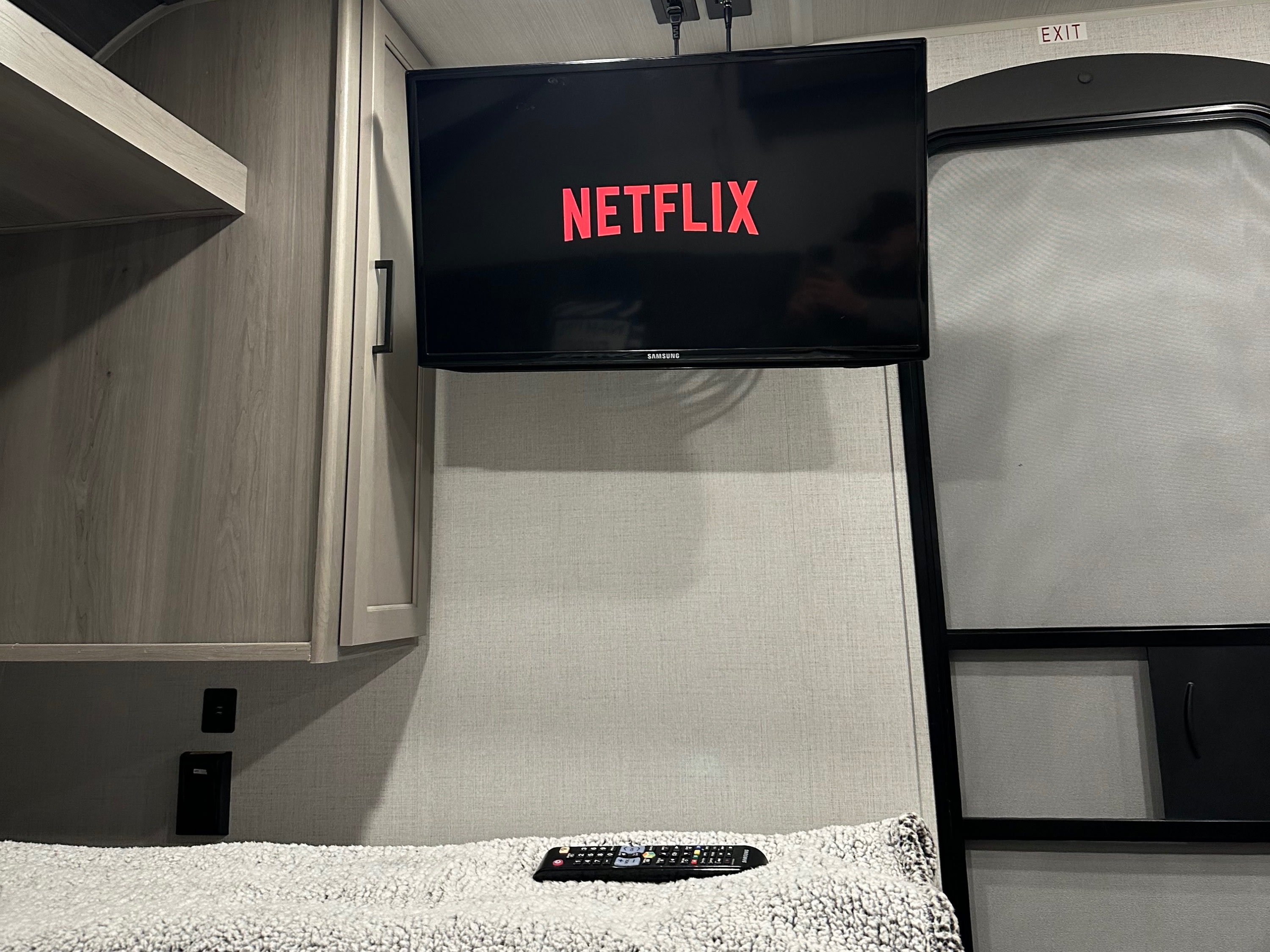 Cozy RV rental: Netflix on TV, bed with remotes. Perfect entertainment and comfort for your travel trailer.. Keystone RV Hideout Sport 2024