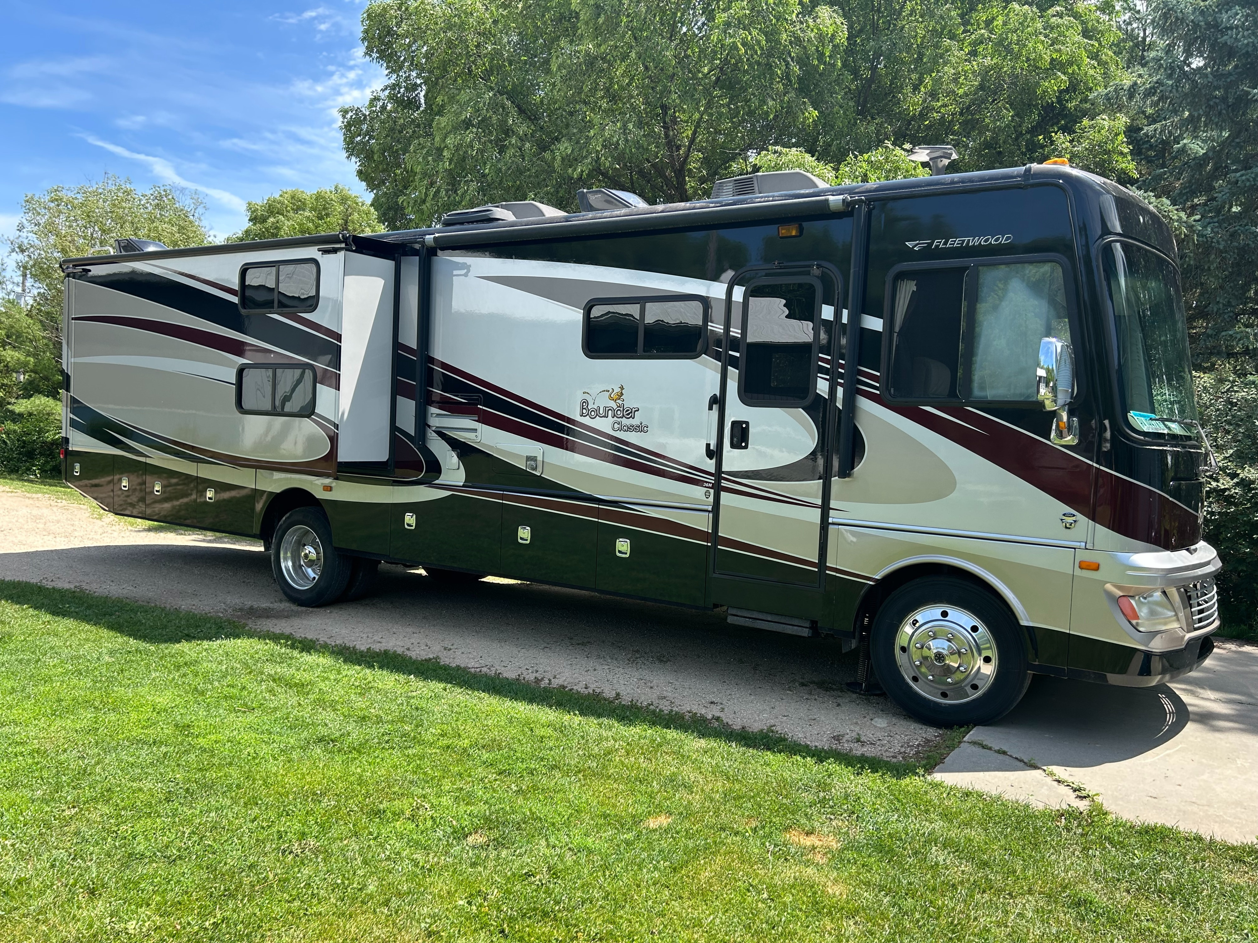 Family Adventure Bounder – 36' Luxury RV with King Suite & Bunks