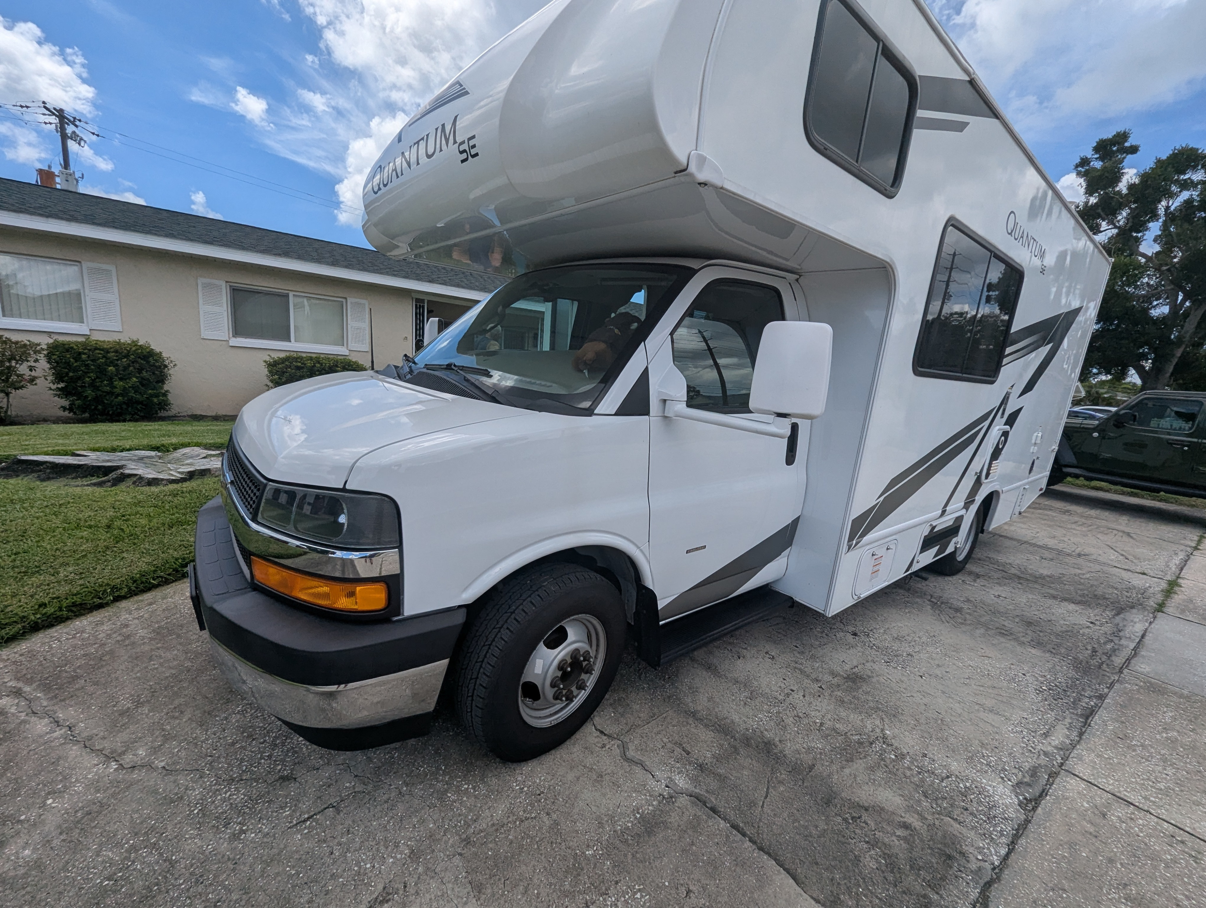 2025 Thor Quantum 24 foot sleeps 5 seats 6