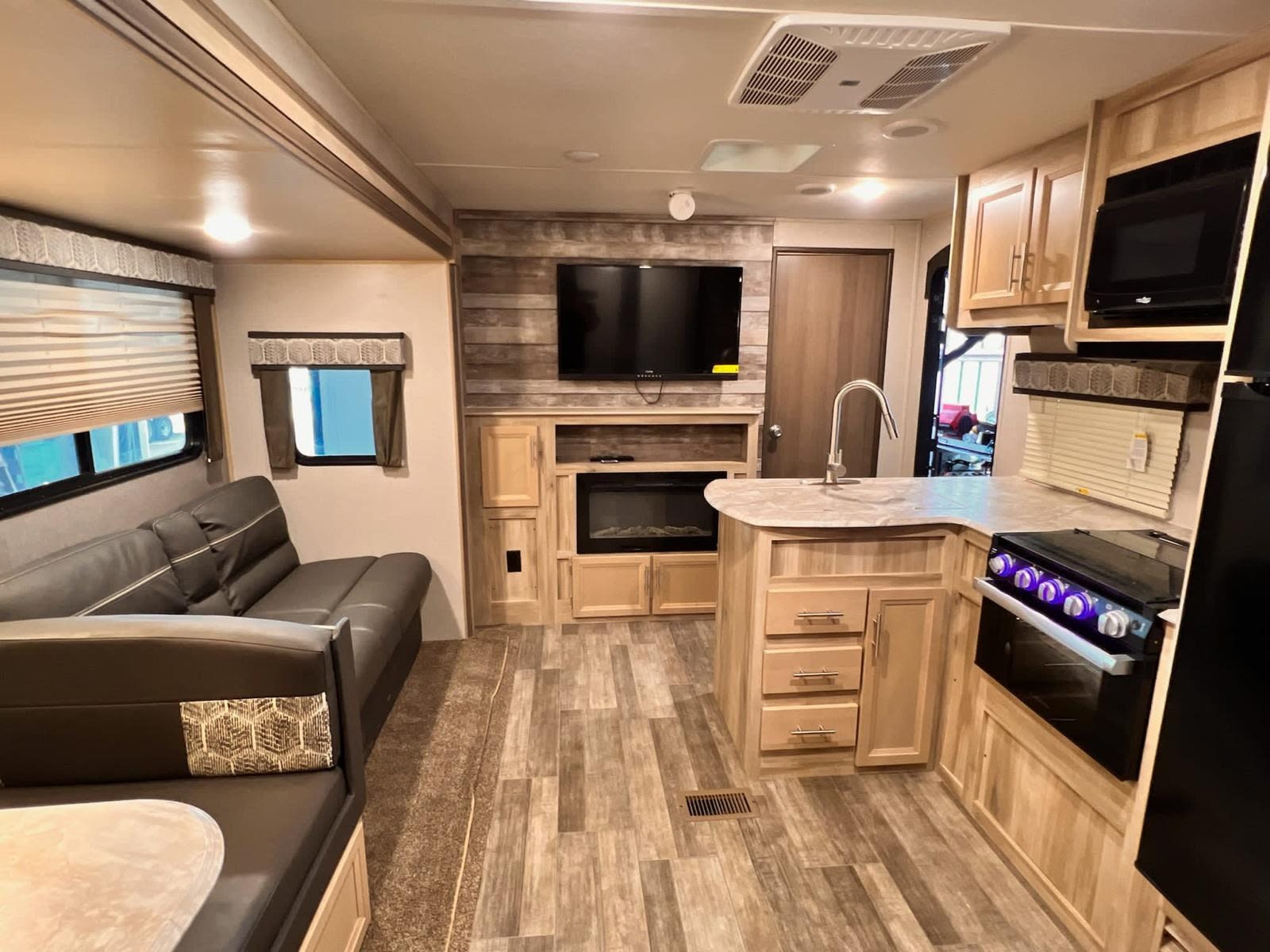 Spacious 2022 Coachmen Catalina 39' Bunkhouse — Sleeps 7, Triple Slide