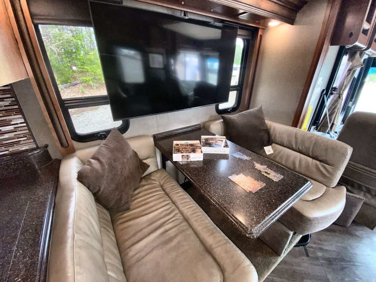Lounge and dinette