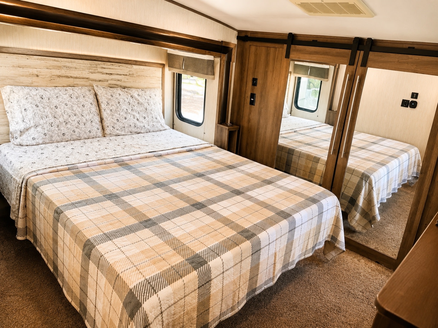 Fifth-wheel RV Rental 