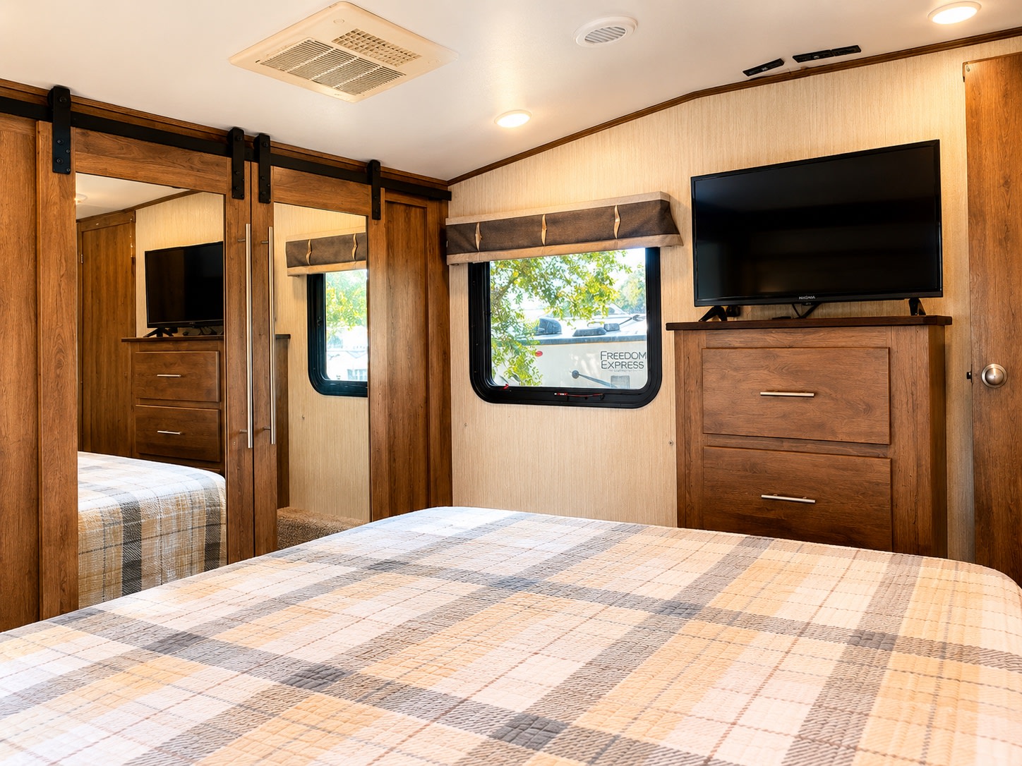 Fifth-wheel RV Rental 