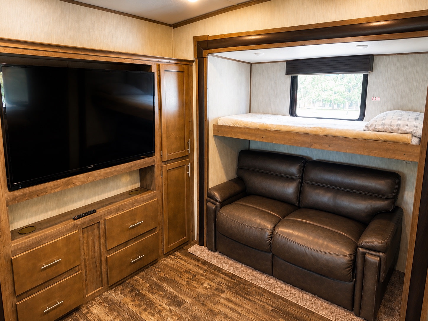 Fifth-wheel RV Rental 