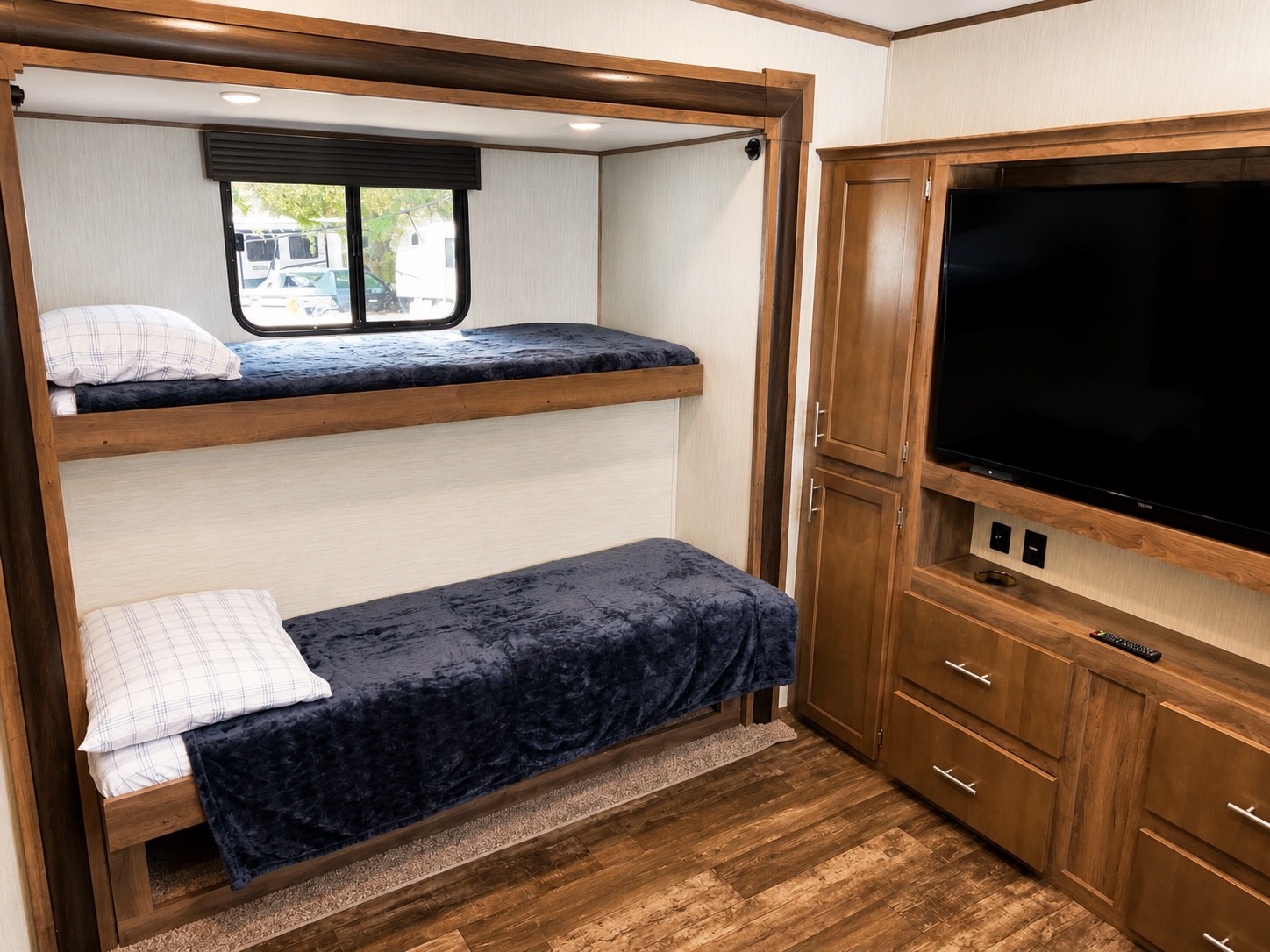 Fifth-wheel RV Rental 