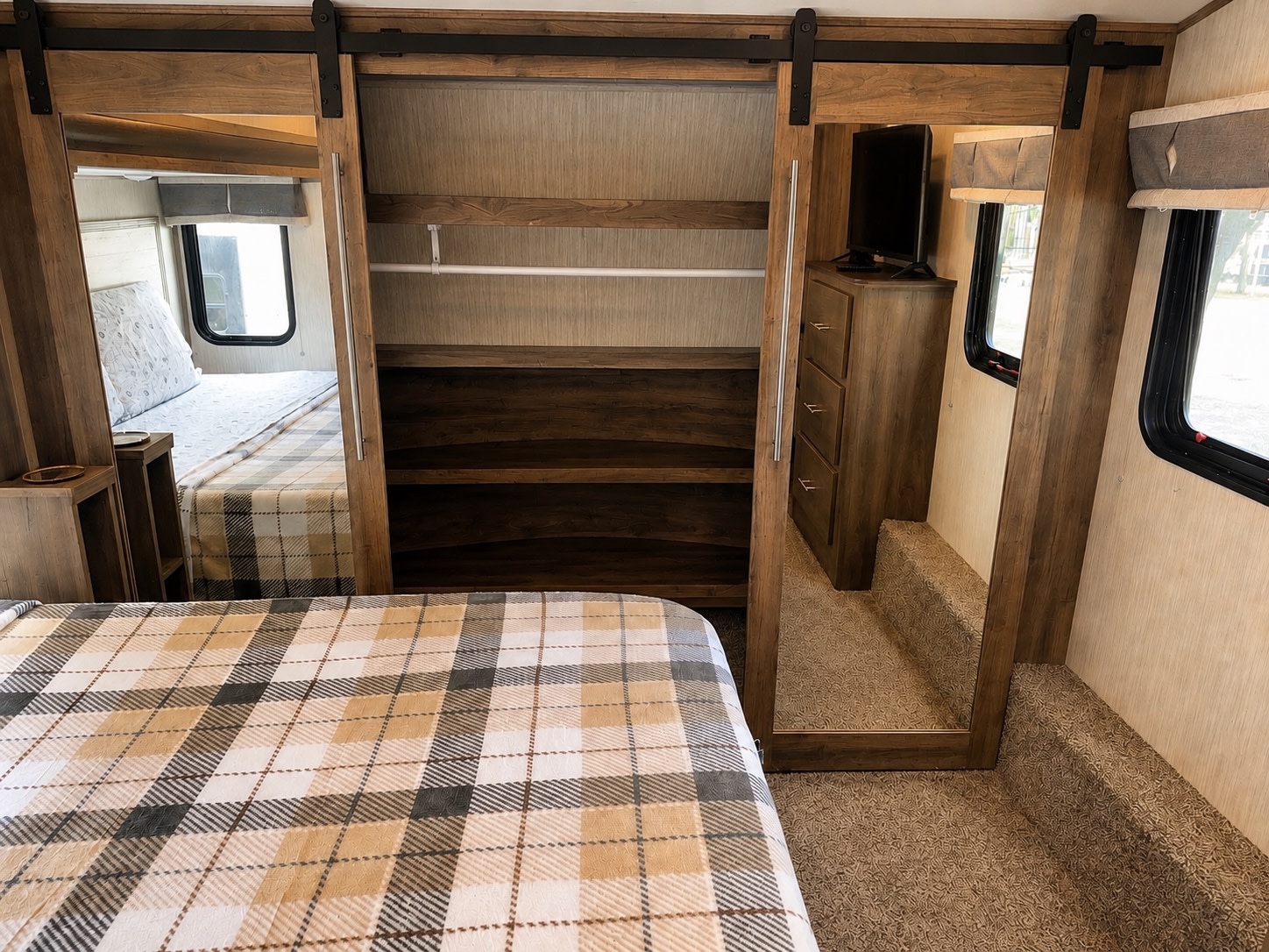 Fifth-wheel RV Rental 