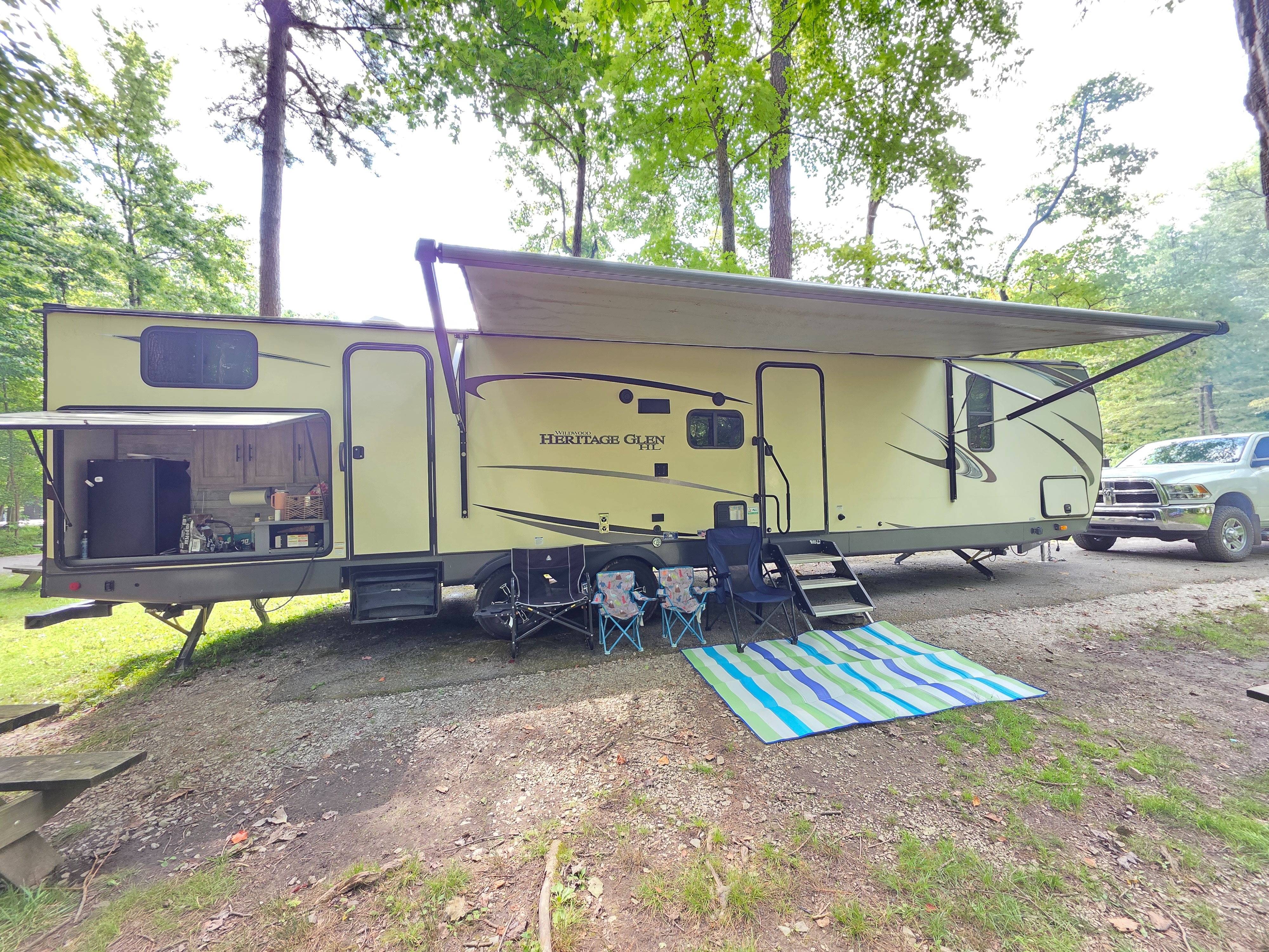 Cozy Wildwood Camper, sleeps 10!