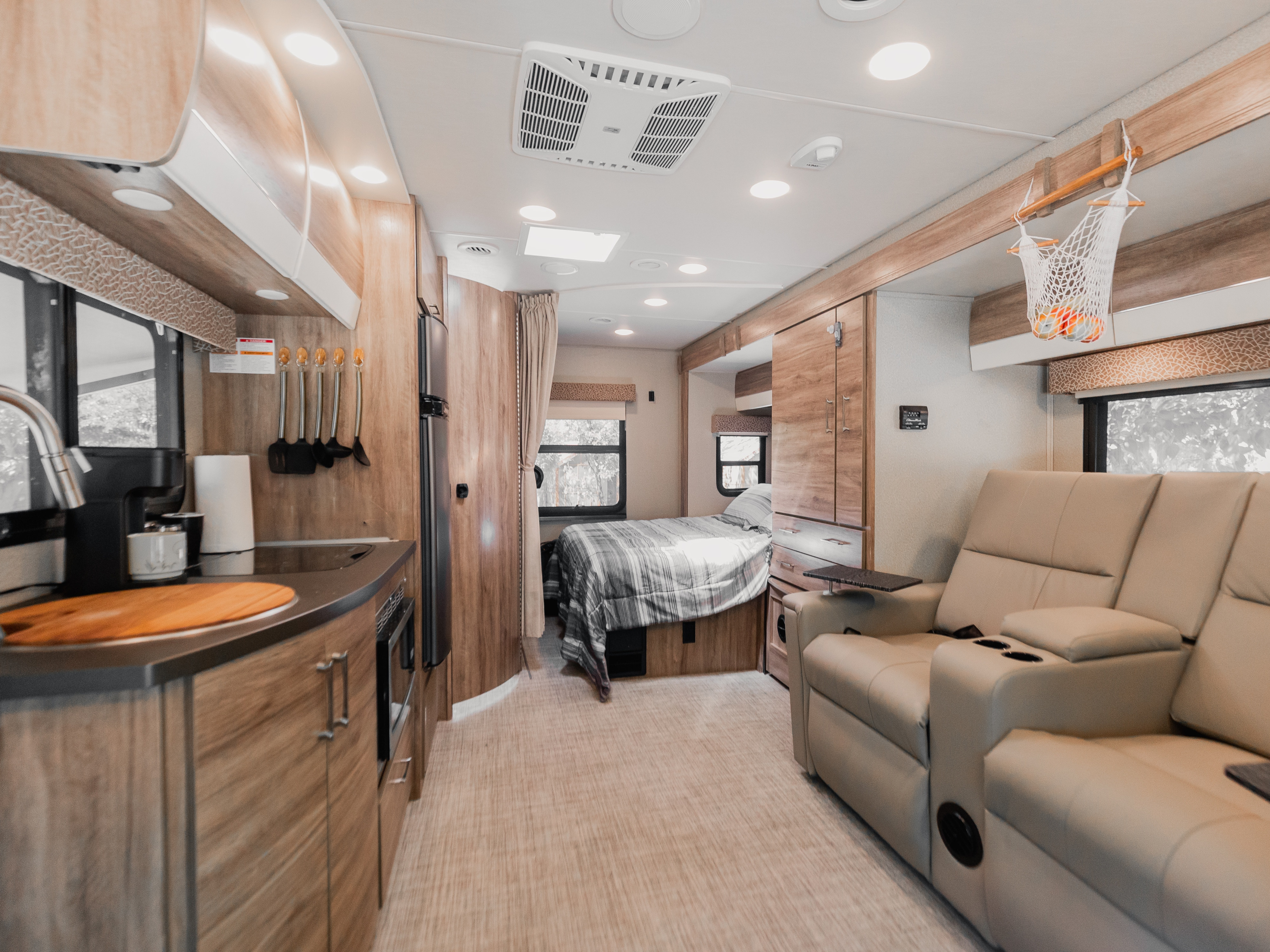 Luxury Mercedes-Benz Jayco – Sleeps 6