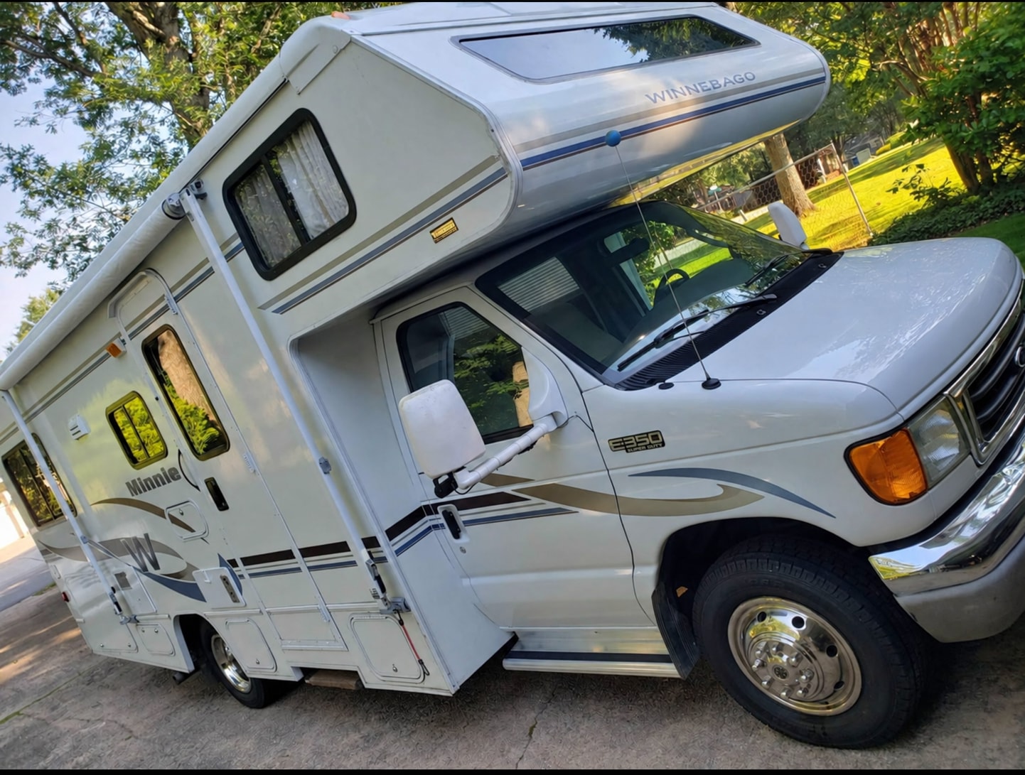 2004 Winnebago Minnie Winnie - Drives like a van with comforts of HOME
